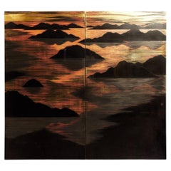 Paravento giapponese in lacca a due pannelli della metà del secolo scorso con alba sulle montagne, 1950 circa