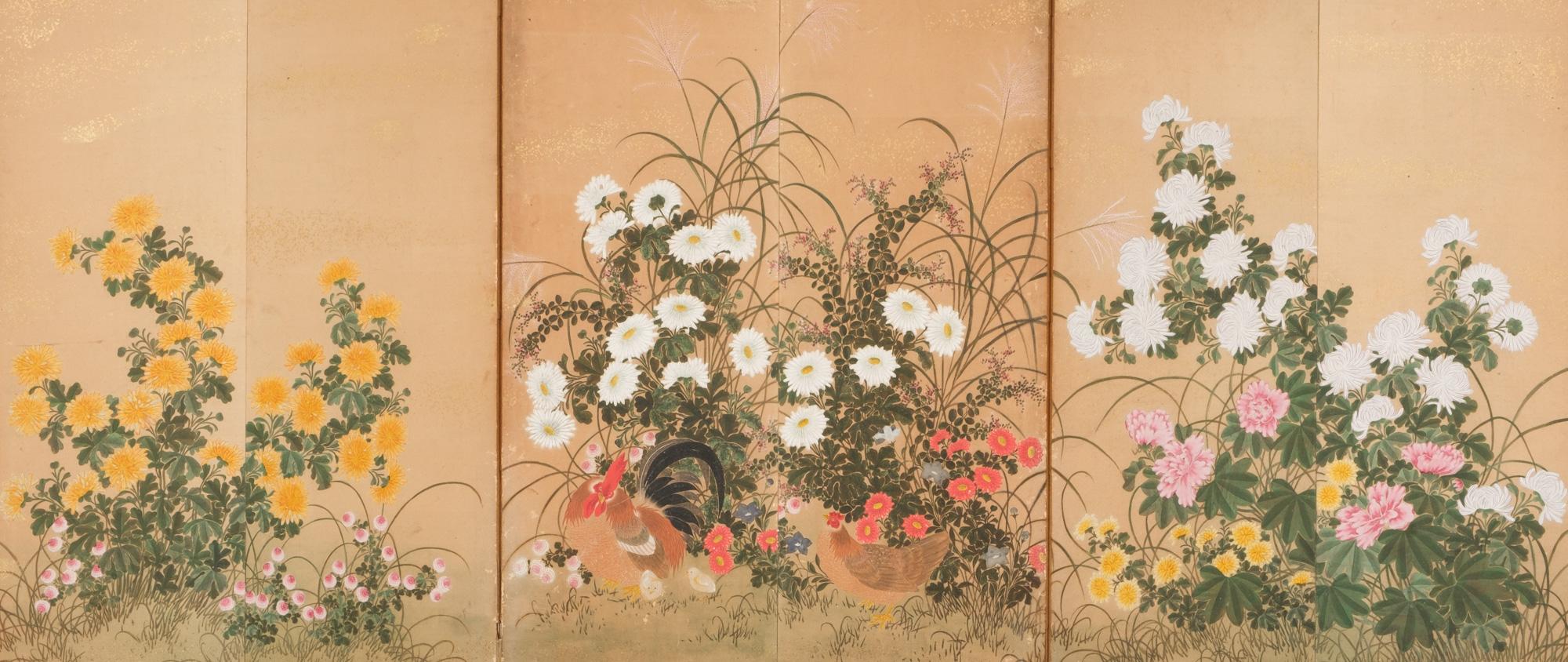 Ein bezaubernder, mittelgroßer, sechspassiger Byôbu (Paravent) mit einer lebhaften, polychromen Malerei eines Hahns mit seiner Familie inmitten eines üppigen Blumengartens.

Der Garten ist mit allen möglichen blühenden Blumen gefüllt, wie