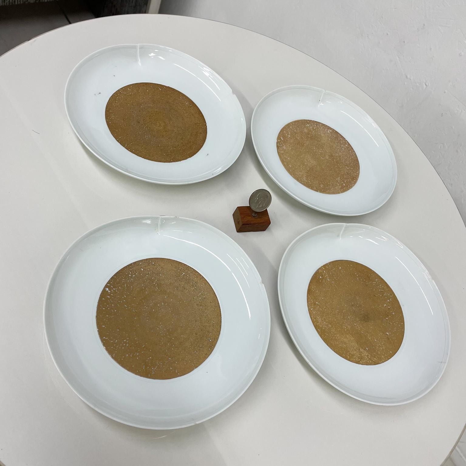 Plate Set
Japanese Midcentury Ceramic Porcelain Plate Set of Four Very Modern White with dazzling Gold Center.
Signed on back.
7.25 x 7 d x 1.25 T inches
Preowned unrestored vintage condition. Three plates have nicks. Expect Vintage wear.
Refer to
