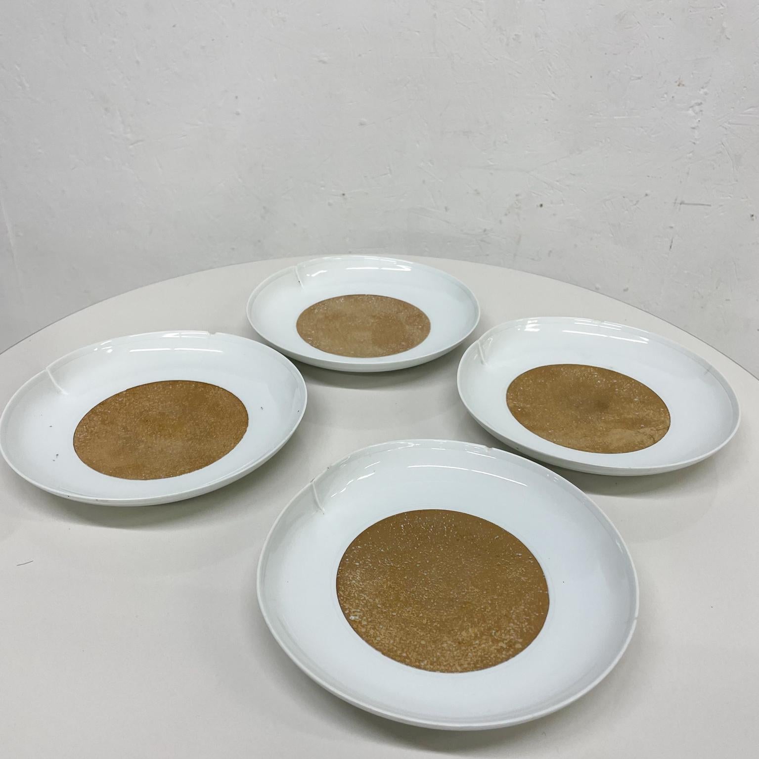 Japanese Midcentury Modern Metallic Gold on White Porcelain Set of Four Plates In Good Condition In Chula Vista, CA