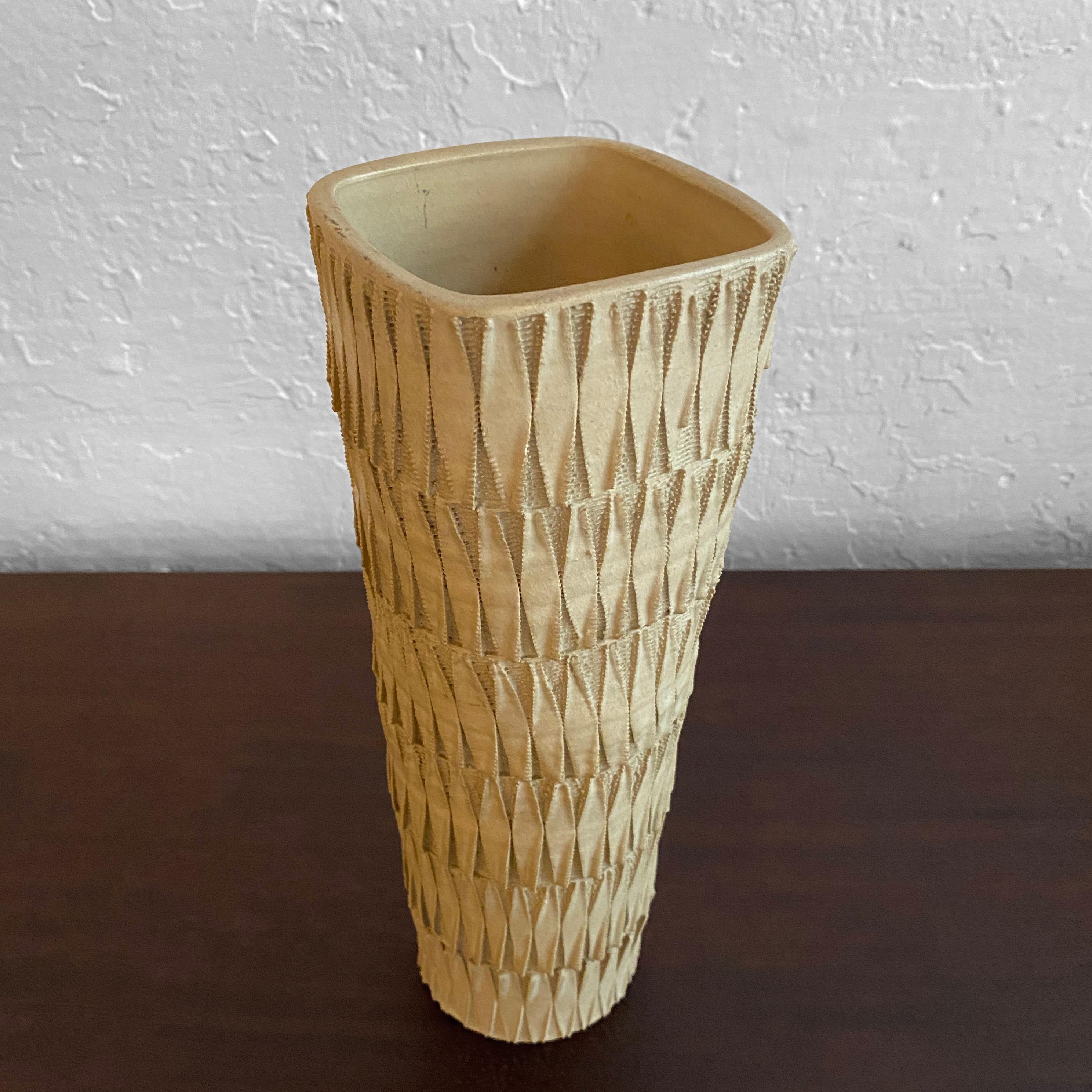 Japanese Midcentury Earthenware Art Pottery Vase In Good Condition For Sale In Brooklyn, NY