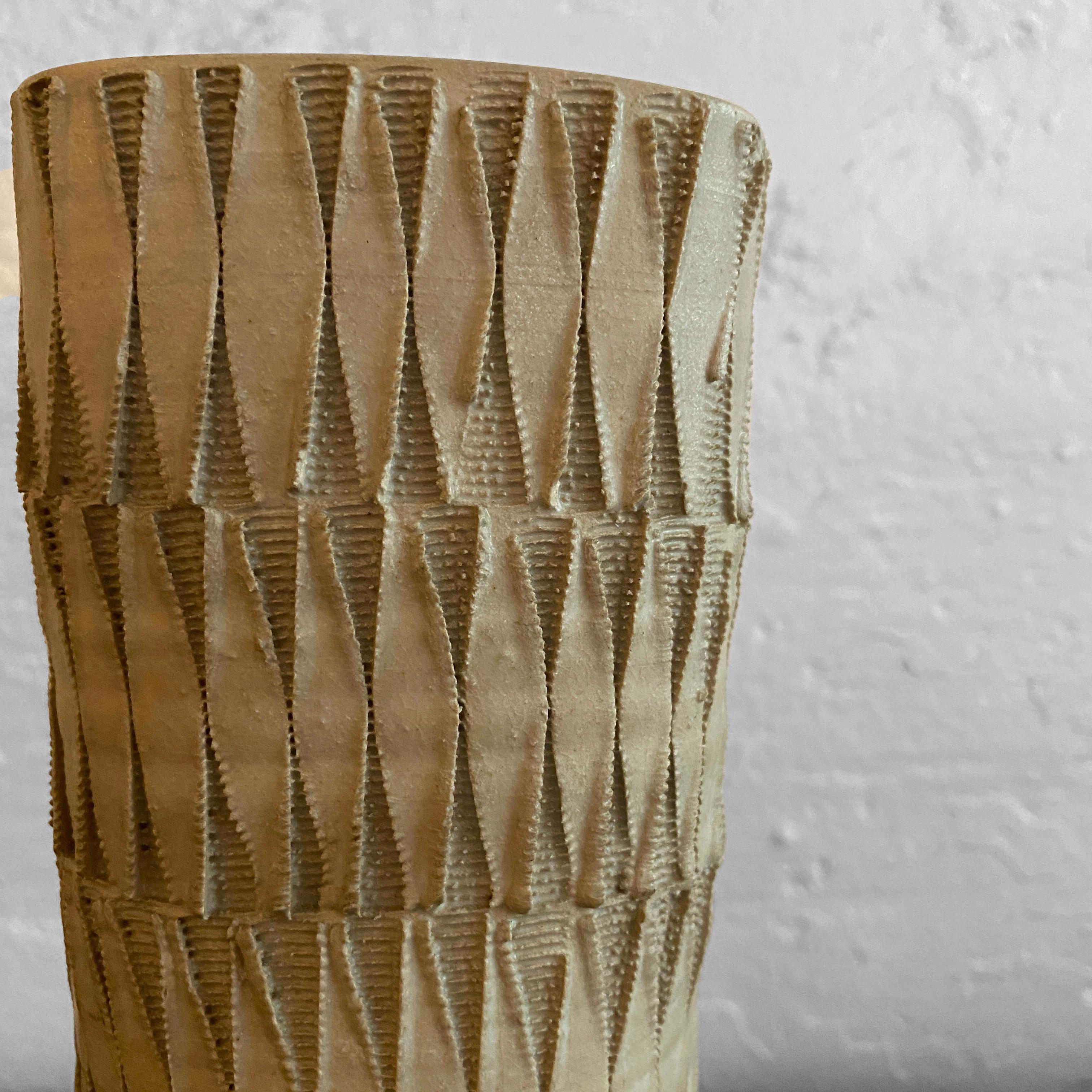 Japanische Vase aus Steingutkeramik aus der Mitte des Jahrhunderts im Angebot 2