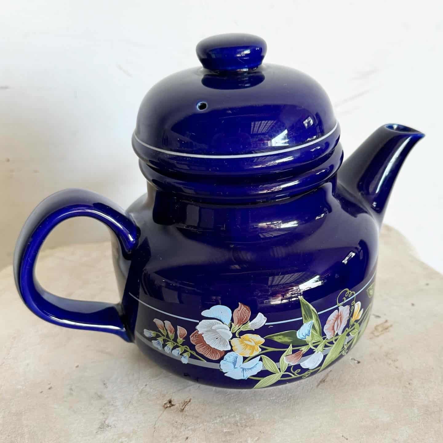 La théière japonaise Mikasa Rondo Blue allie élégance et fonctionnalité. Dotée d'une délicate teinte bleue et d'un charmant motif floral, cette théière est idéale pour les occasions spéciales ou les moments de tranquillité. Il ne s'agit pas