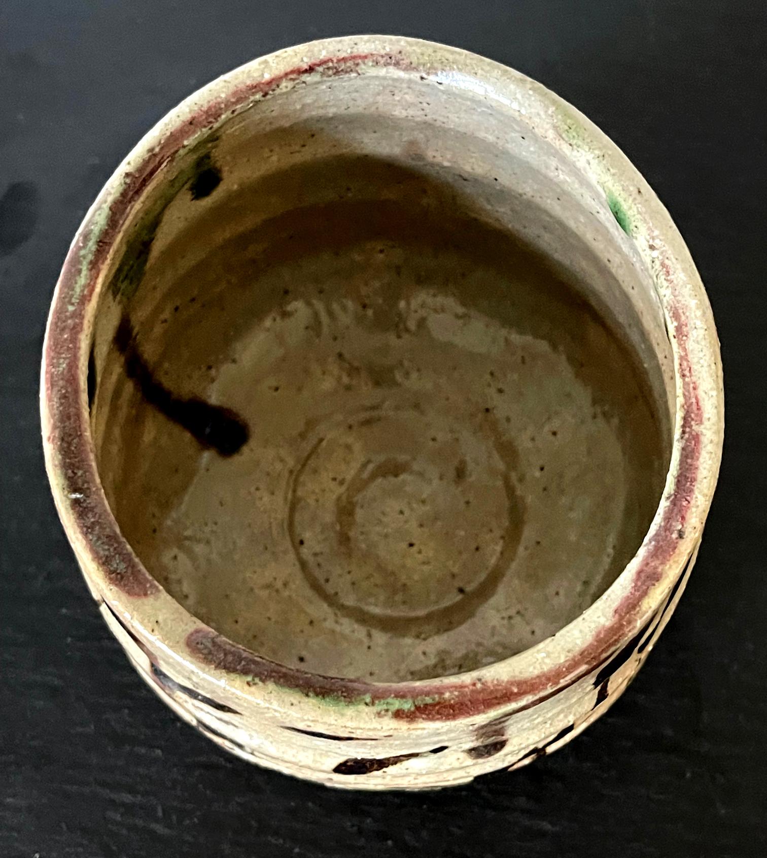 Japanese Mino Ware Oribe Type Chawan Tea Bowl In Good Condition For Sale In Atlanta, GA