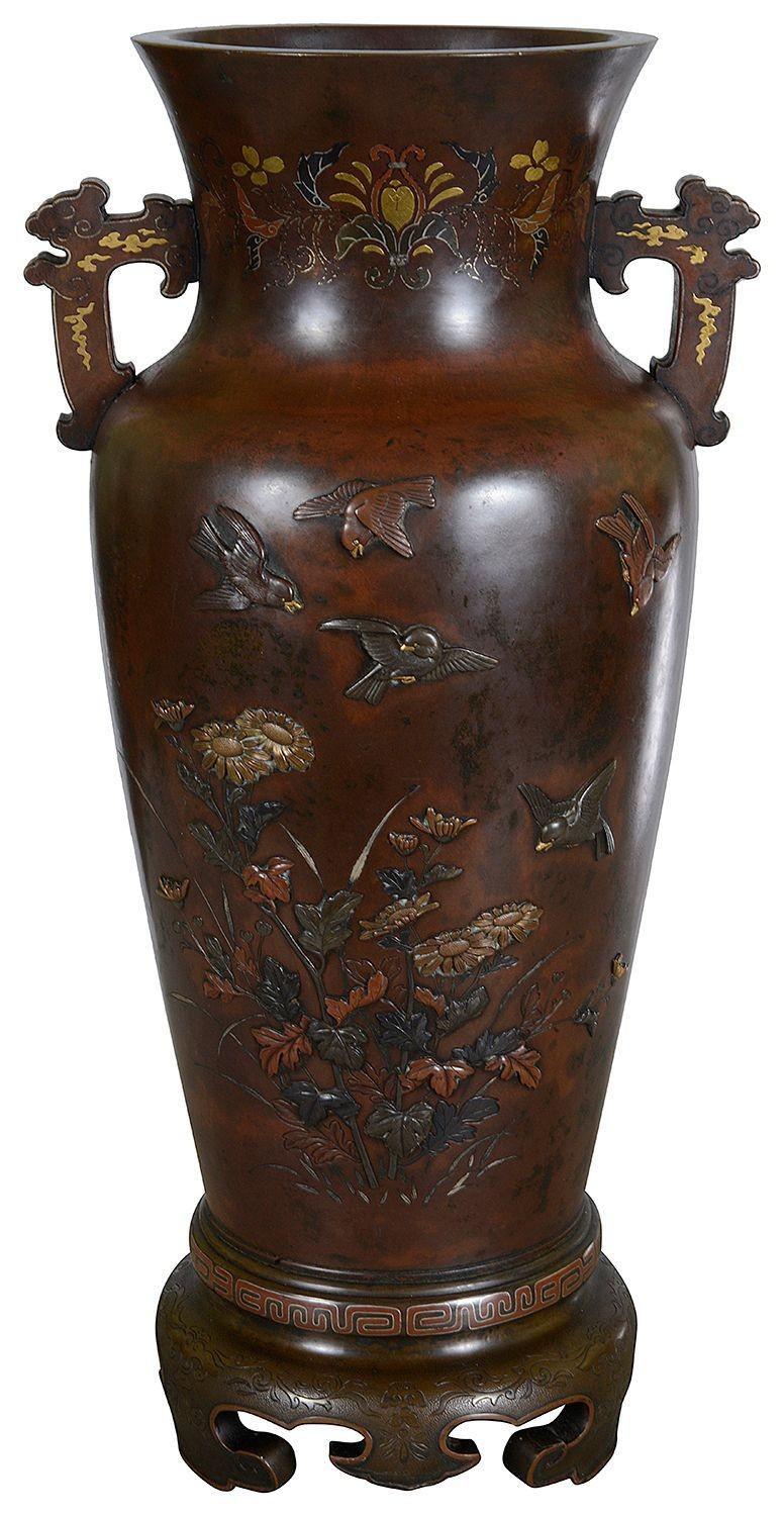 Vaso a due manici in bronzo giapponese del tardo XIX secolo, periodo Meiji, di ottima qualità, con una meravigliosa decorazione a rilievo in metallo misto, raffigurante una gru e uccelli che volano tra fiori esotici e fogliame.

Lotto 83 63443 UNYKZ