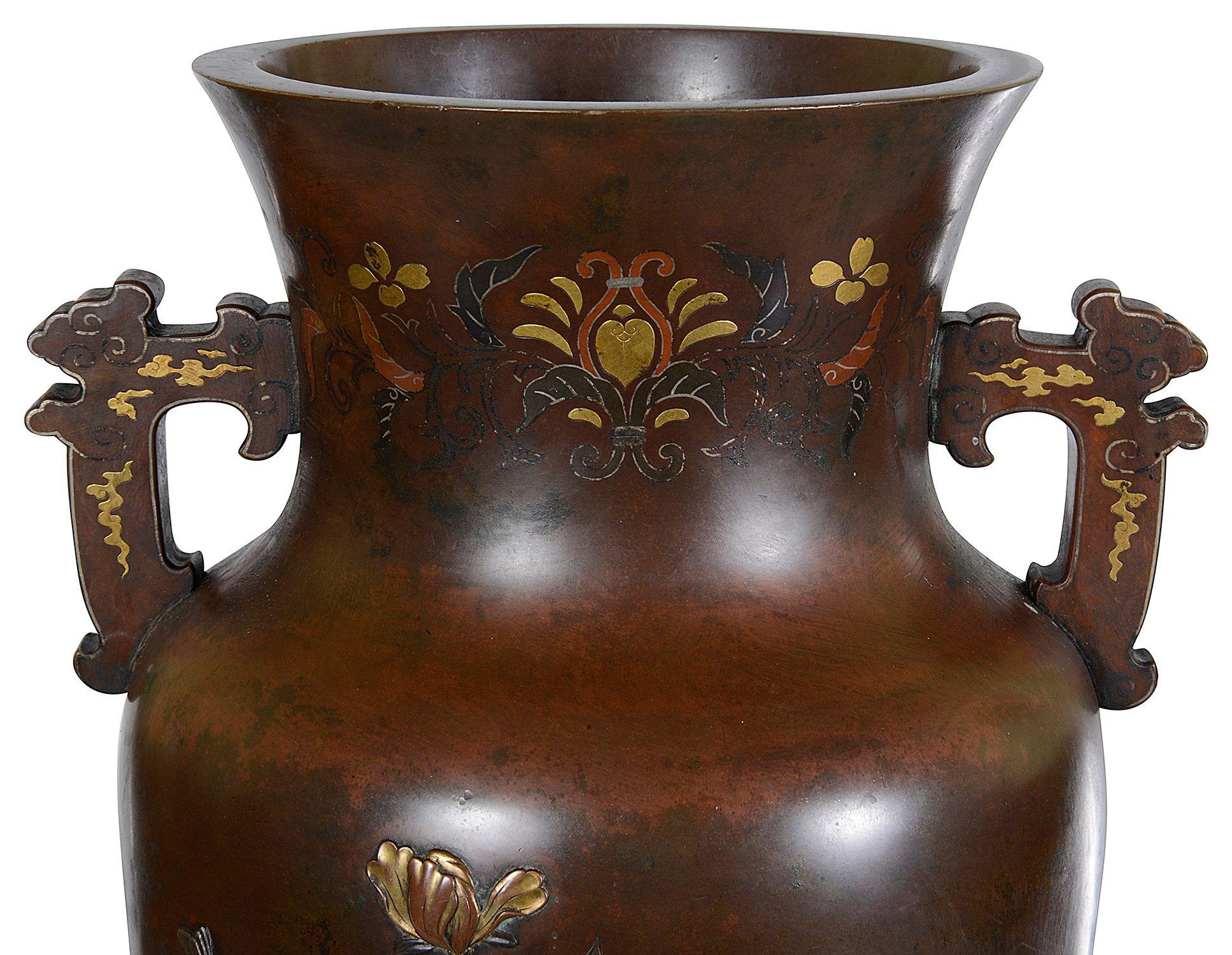 Giapponese Vaso giapponese in bronzo in metallo misto, altezza 43 cm in vendita