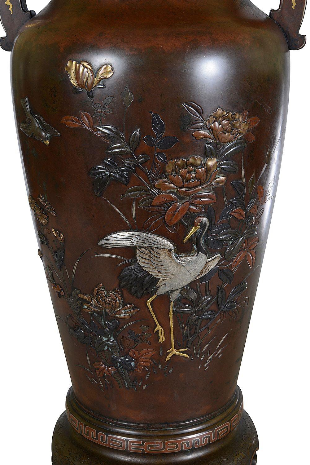 Intarsio Vaso giapponese in bronzo in metallo misto, altezza 43 cm in vendita