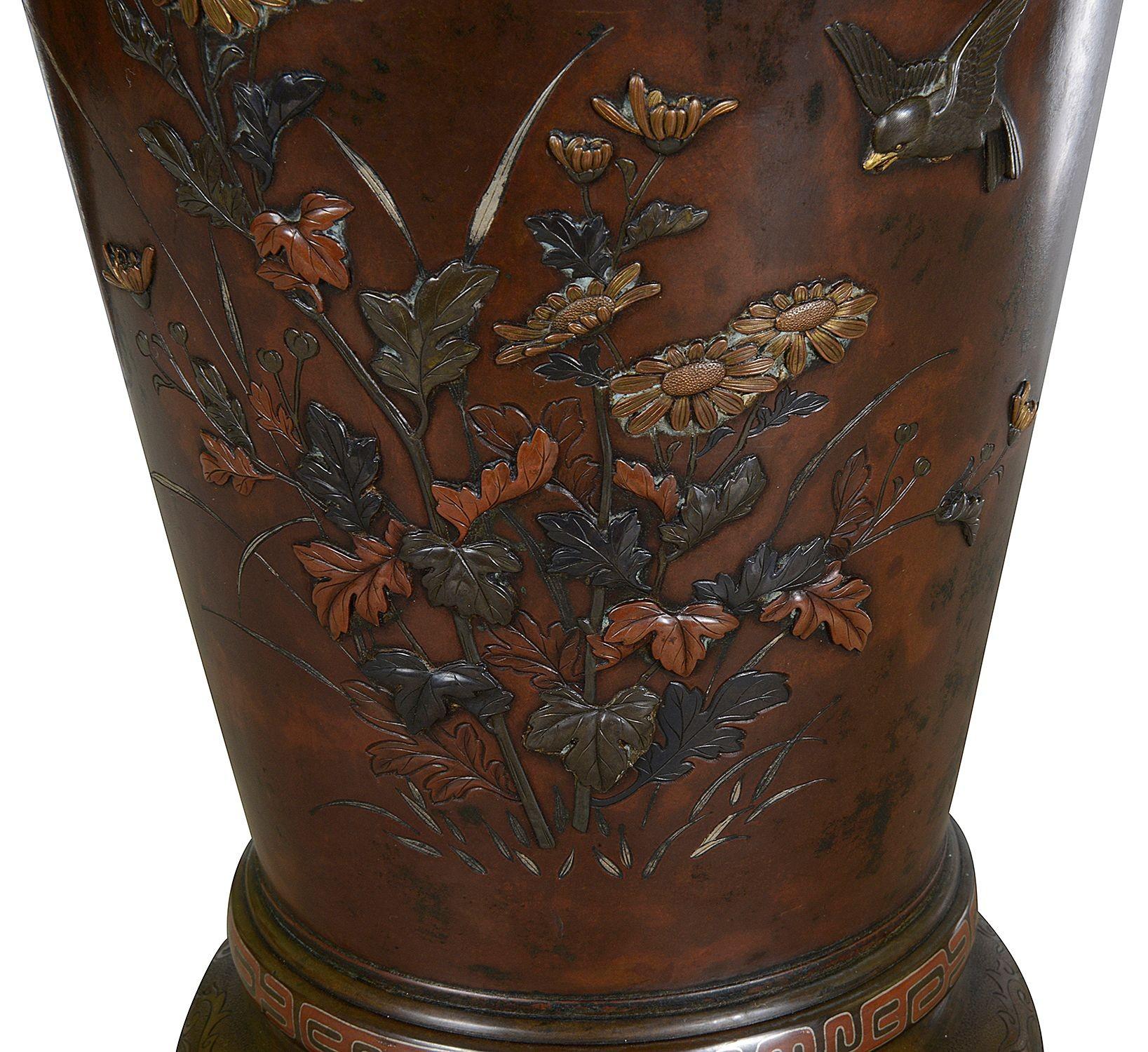Vaso giapponese in bronzo in metallo misto, altezza 43 cm In condizioni buone in vendita a Brighton, Sussex