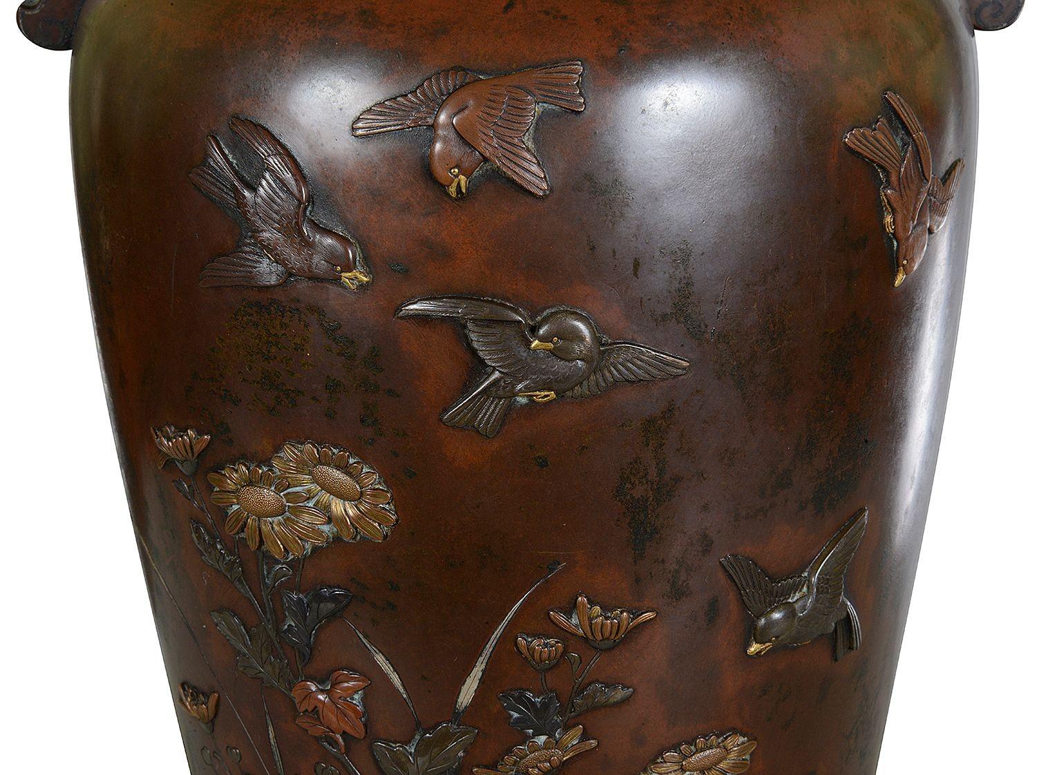 XIX secolo Vaso giapponese in bronzo in metallo misto, altezza 43 cm in vendita