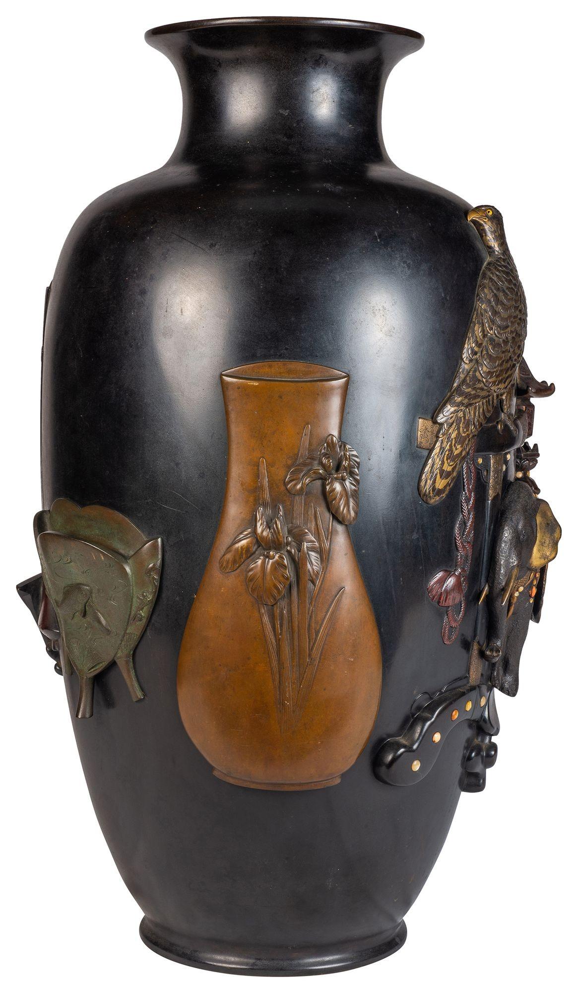 Japanische Vase aus gemischten Metallbronze, Meiji-Periode. (Bronze) im Angebot