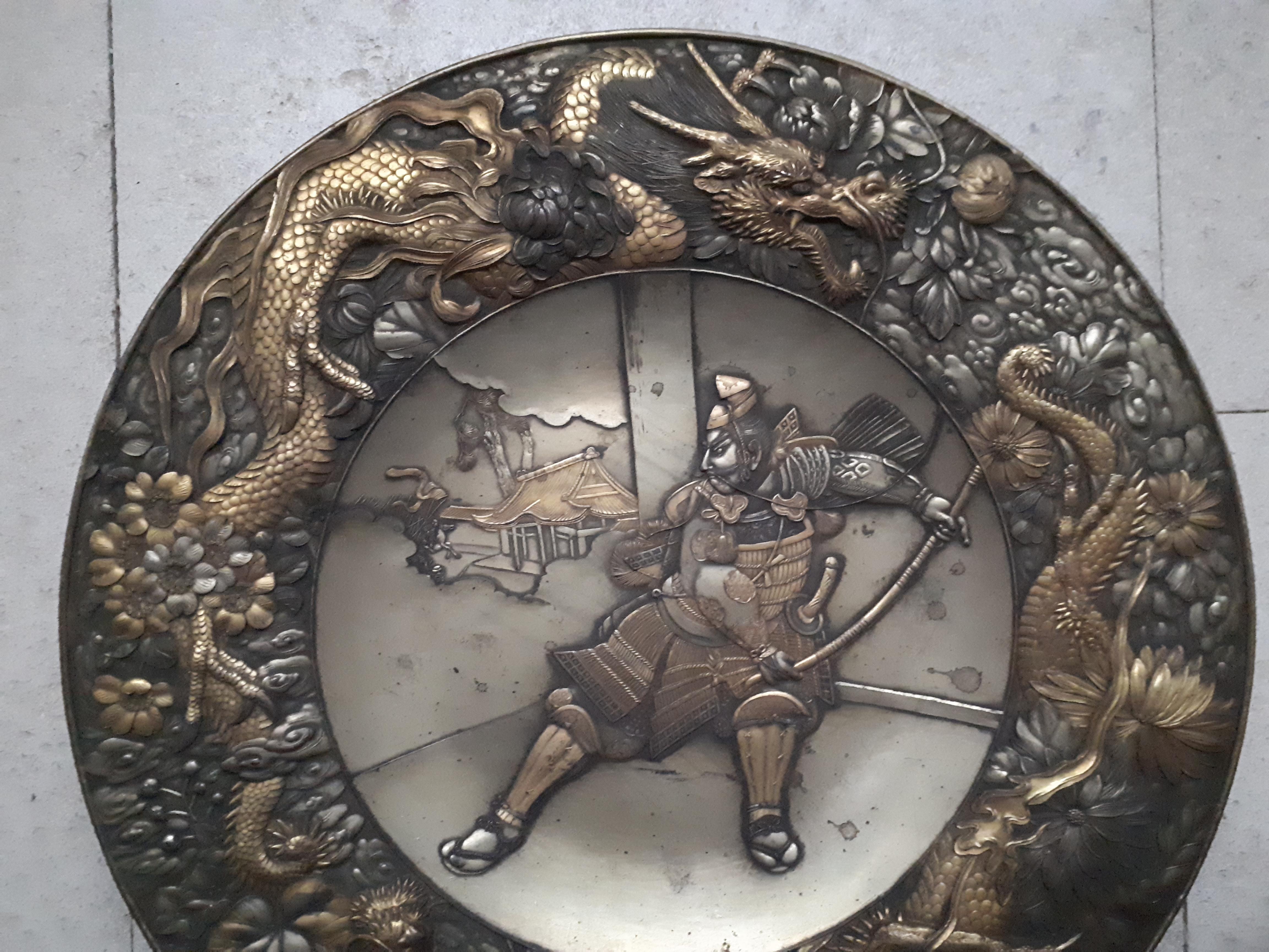 Plato japonés de metal mixto con decoración samurai, Japón, era Meiji Japonés en venta