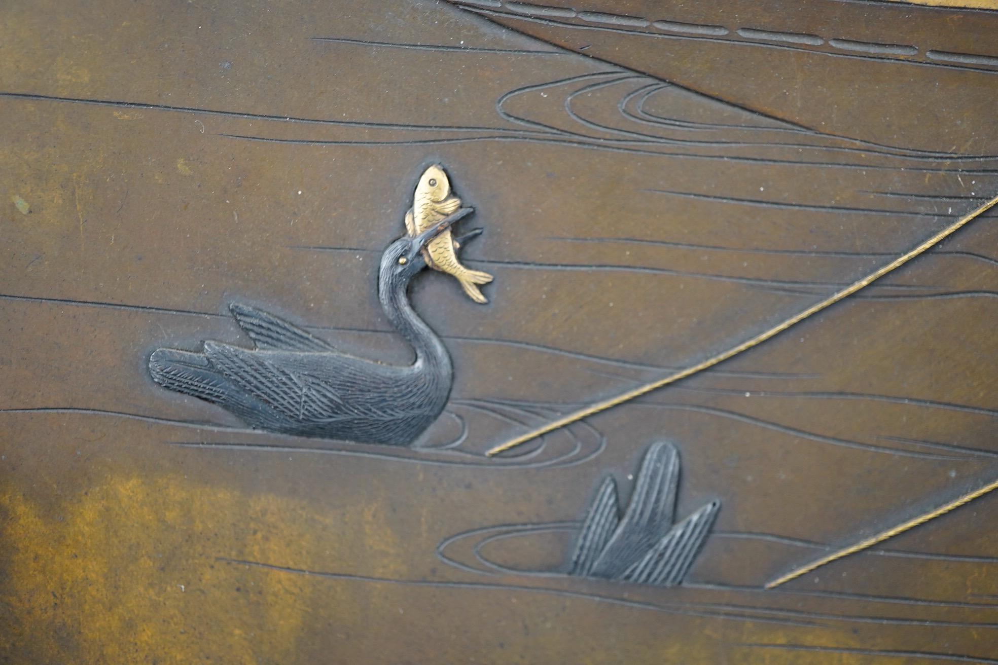 Sculpté à la main Assiette japonaise en métal nickelé finement exécutée représentant la pêche d'un cormoran la nuit en vente