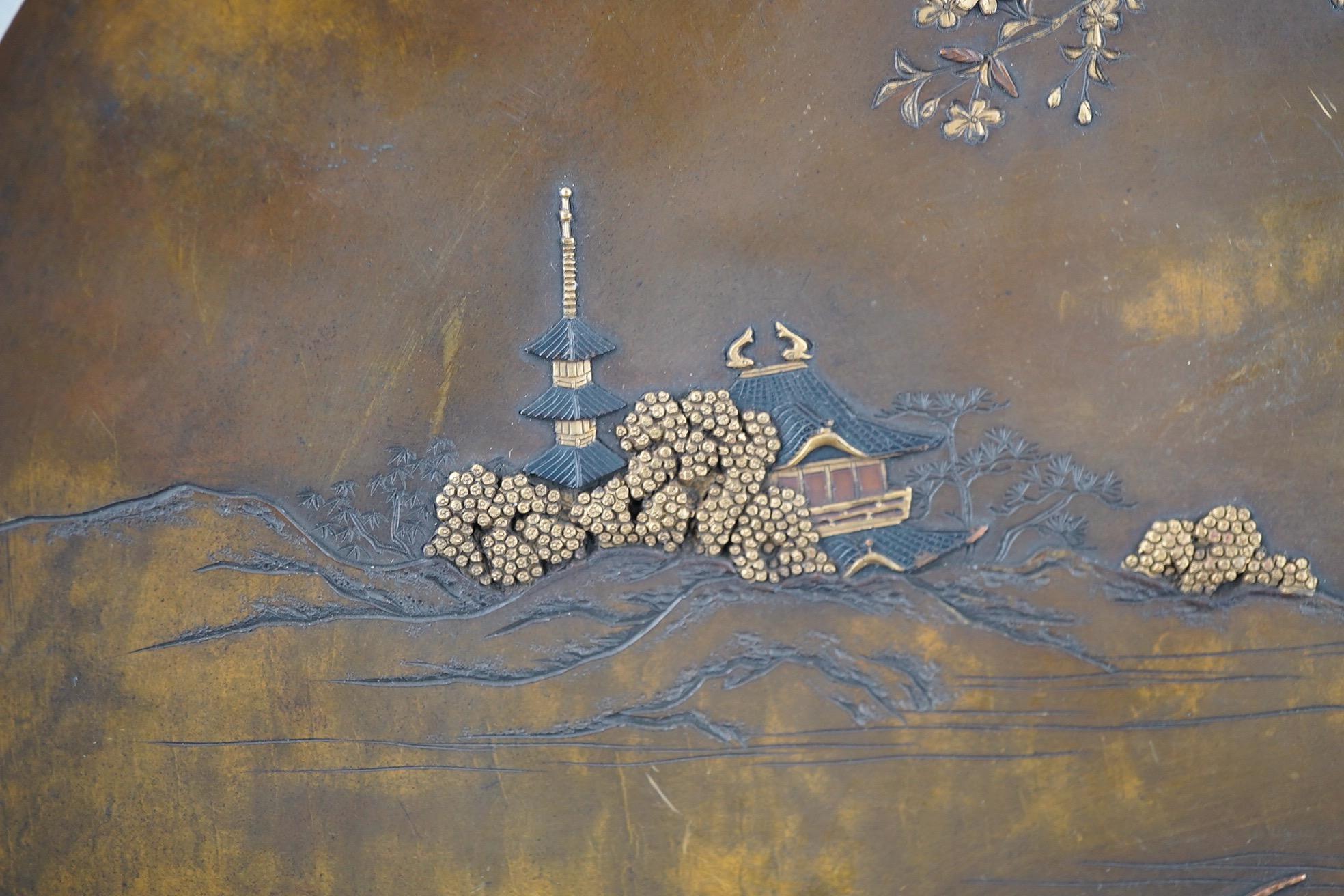 Assiette japonaise en métal nickelé finement exécutée représentant la pêche d'un cormoran la nuit Bon état - En vente à Gainesville, FL
