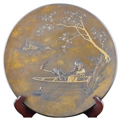 Assiette japonaise en métal nickelé finement exécutée représentant la pêche d'un cormoran la nuit