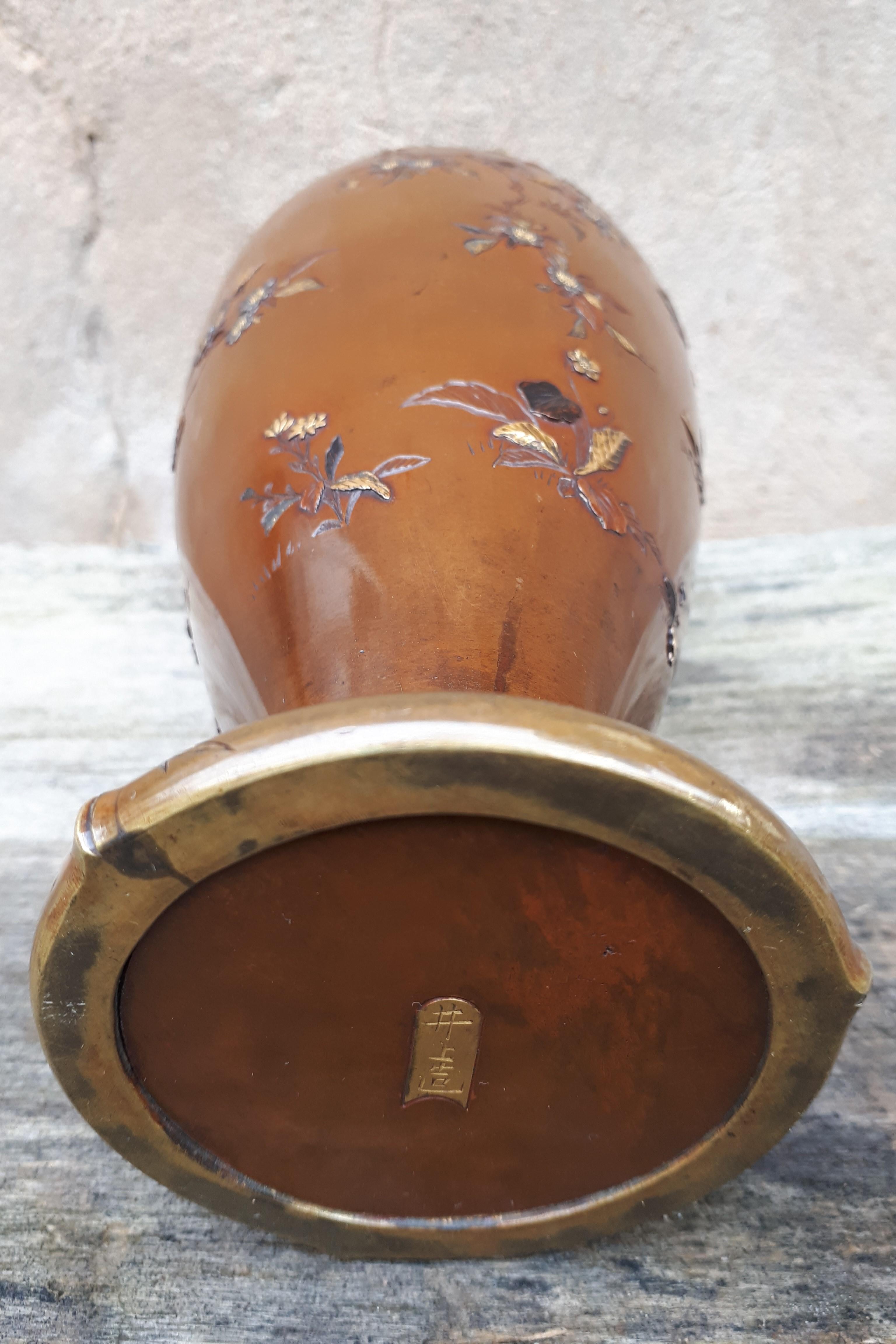Vase japonais en bronze incrusté de métaux mélangés, signé Inoue en vente 3