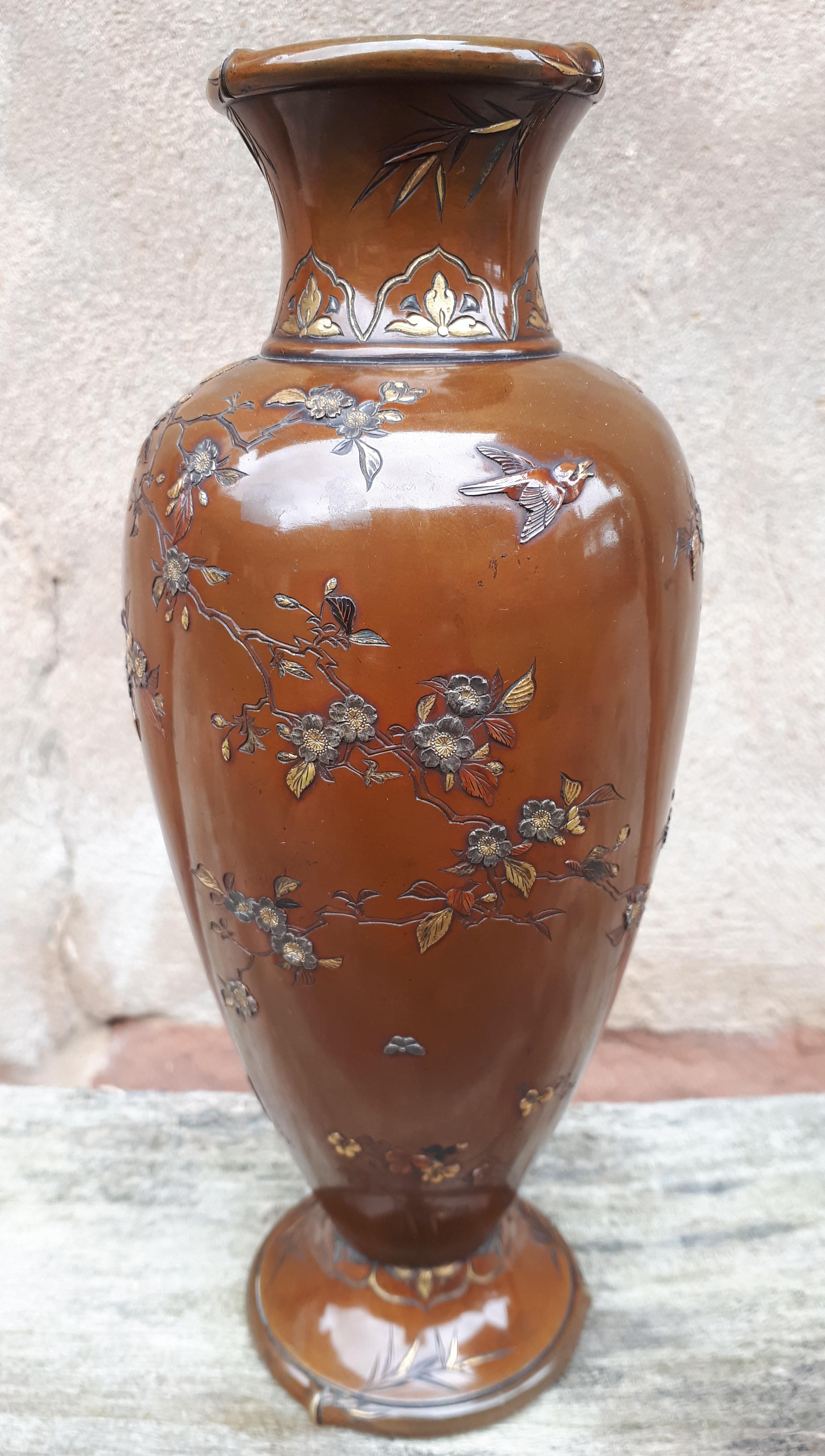 Incrusté Vase japonais en bronze incrusté de métaux mélangés, signé Inoue en vente