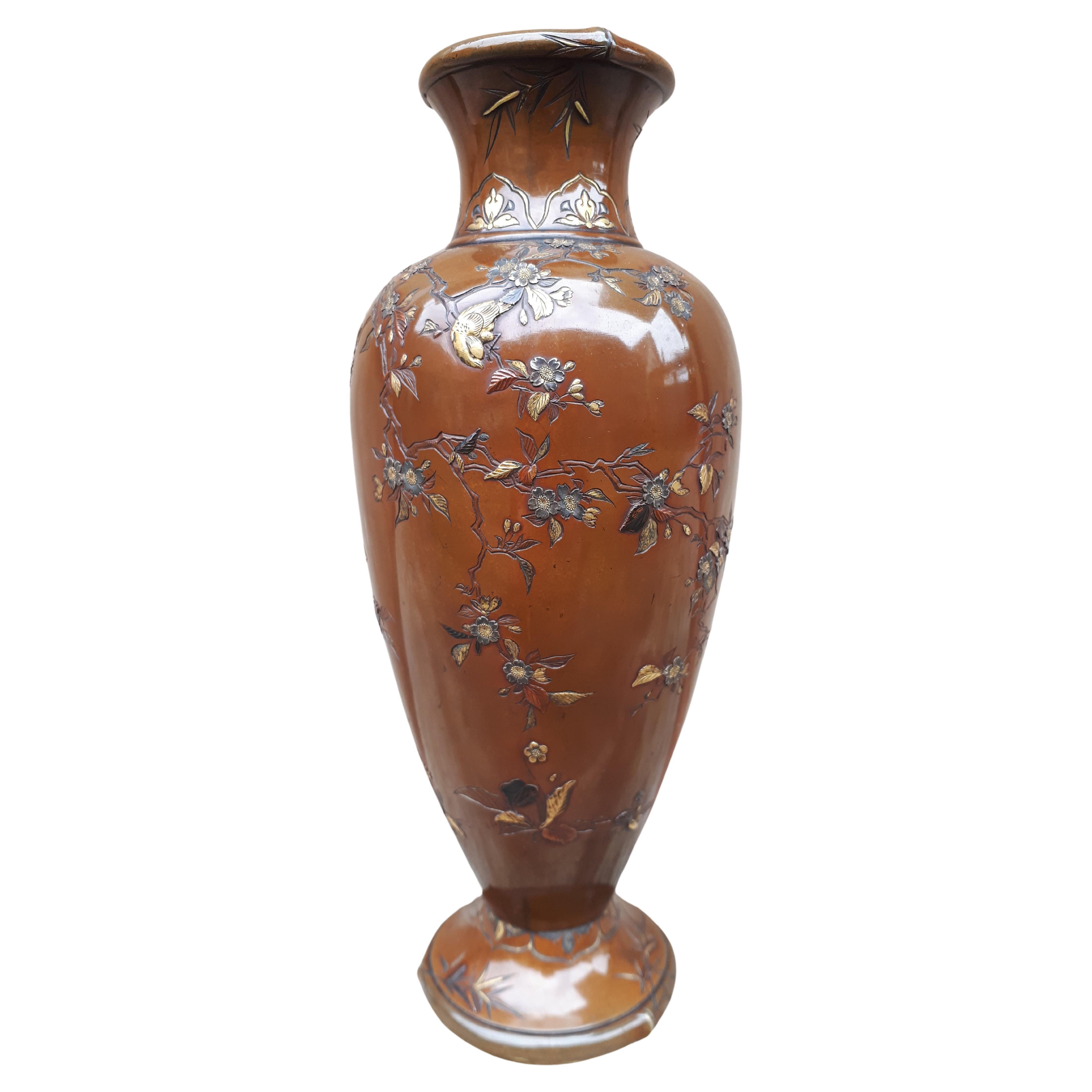 Vase japonais en bronze incrusté de métaux mélangés, signé Inoue