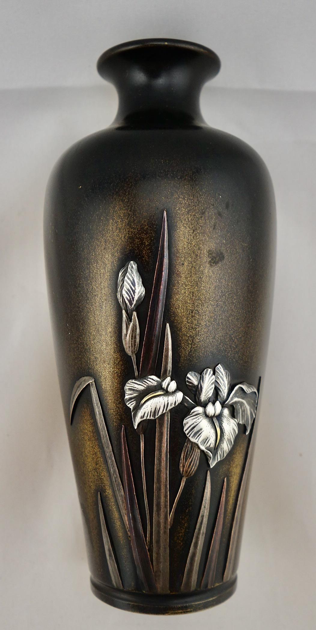 Vase Shakudo japonais en métal mélangé avec iris en argent sur bronze, période Meiji  Bon état - En vente à Gainesville, FL