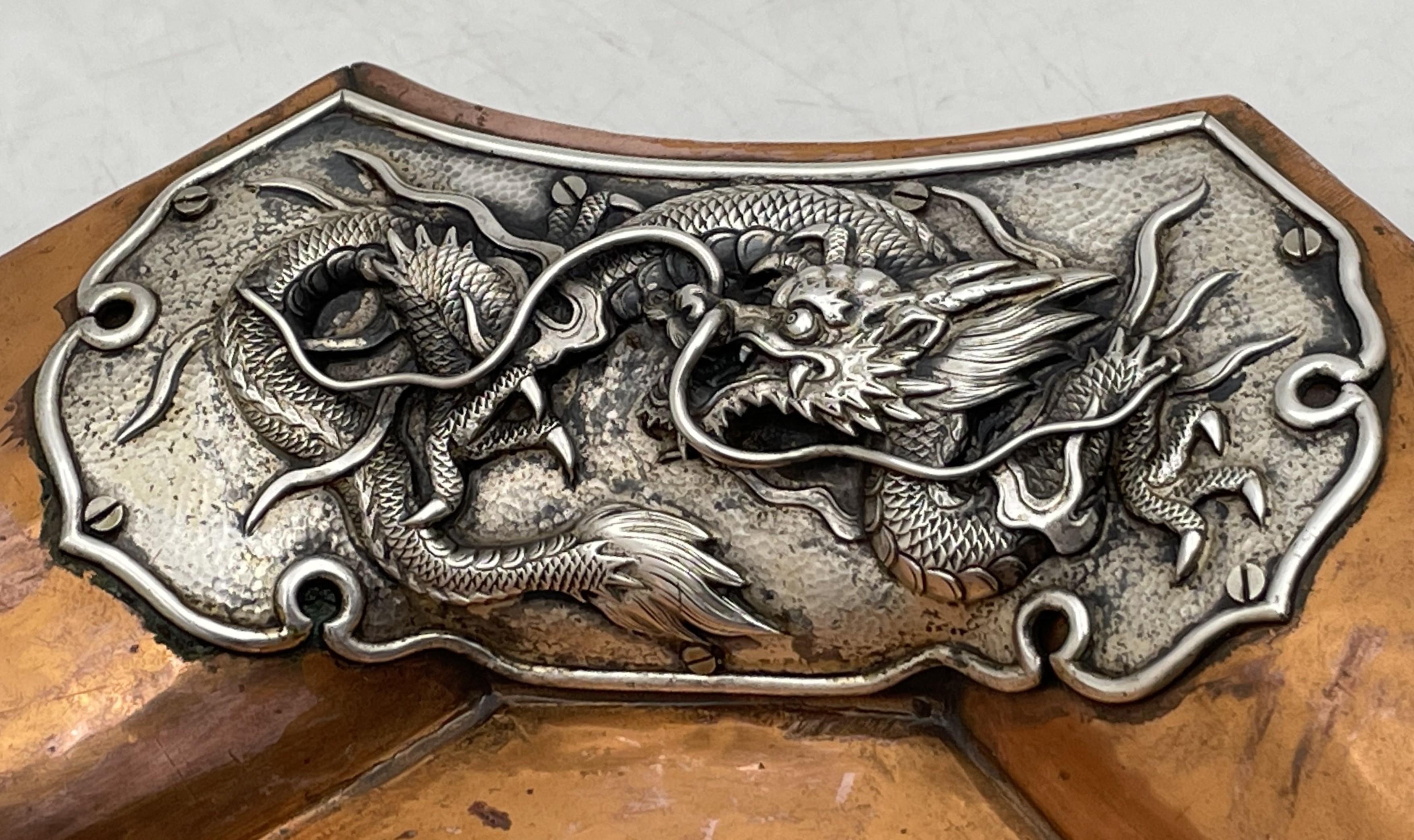Japanisches Tablett aus gemischtem Metall und Silber auf Kupfer mit Drachenmotiven im Angebot 1