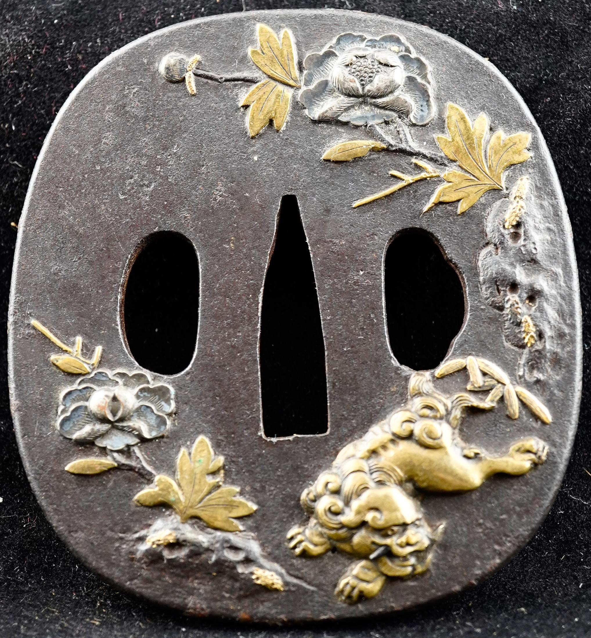 Garde d'épée japonaise en métal mixte (tsuba), période Meiji. Décoration fine en shakudo et en argent.
