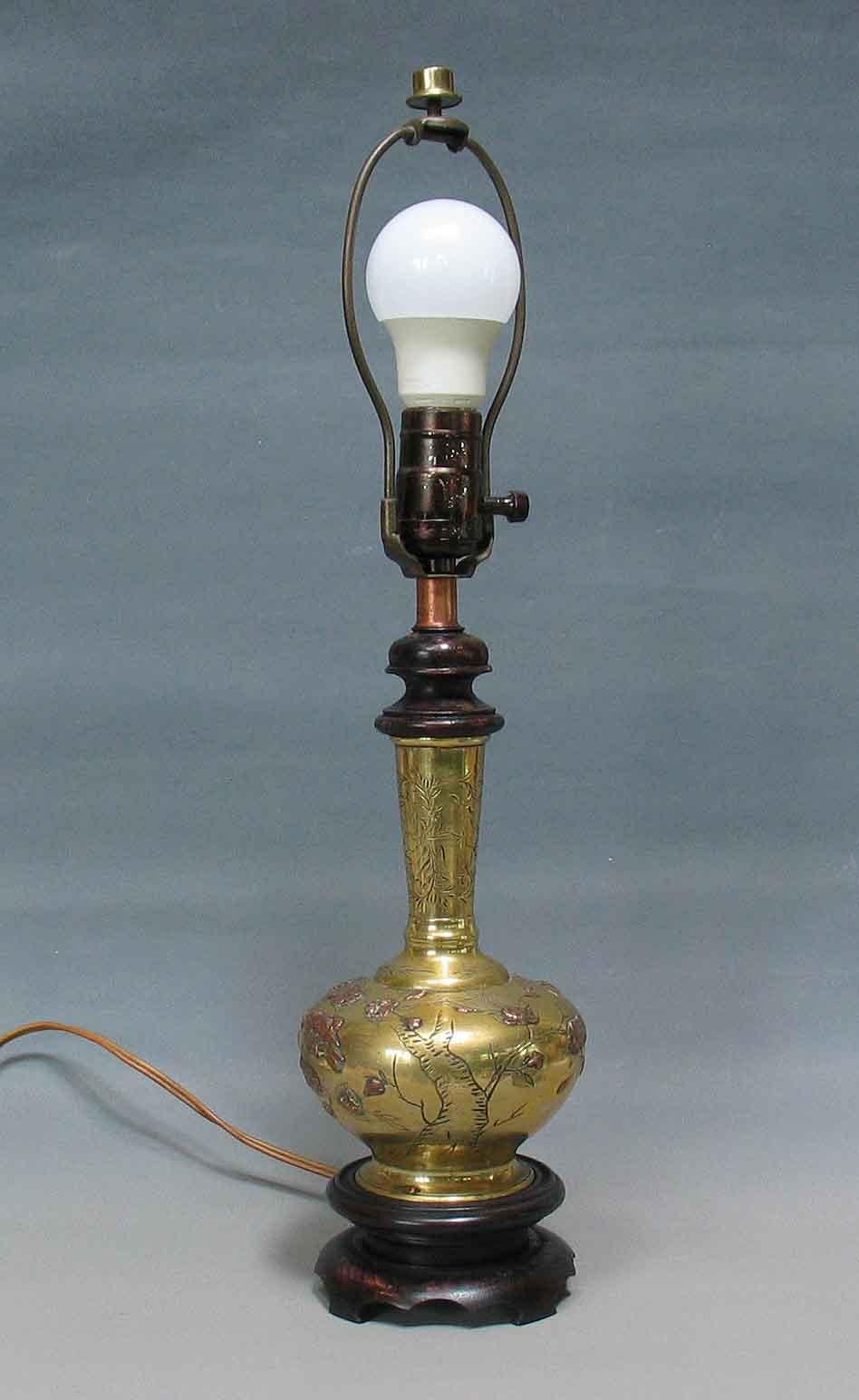 Japanische Vase aus gemischten Metallen als Lampe aus der Meiji-Periode montiert (Metallarbeit) im Angebot