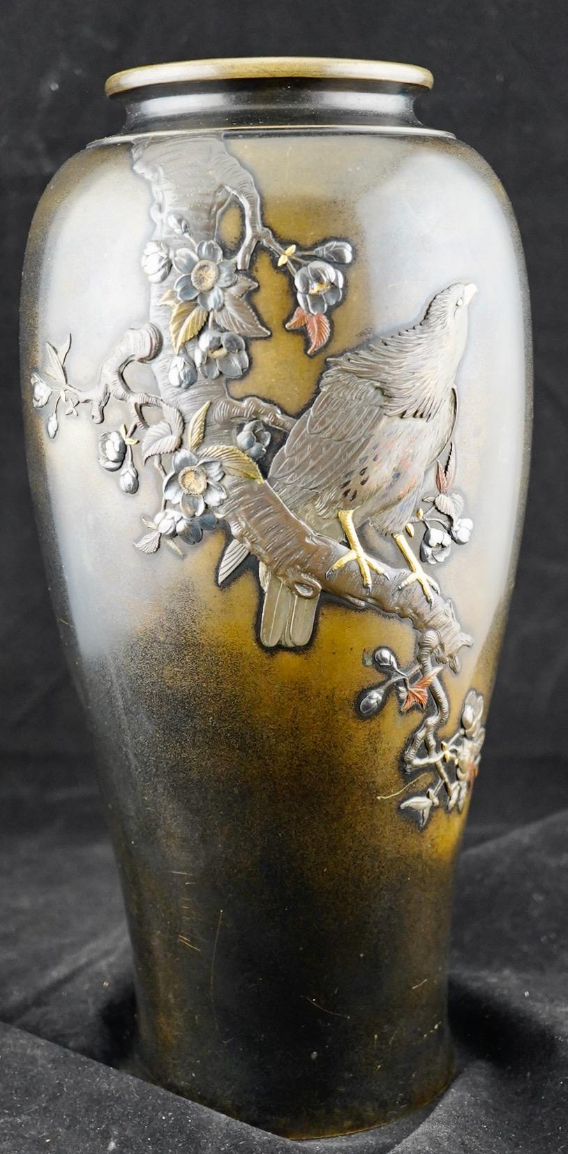 Vase japonais en bronze et métal mixte de la période Meiji, finement moulé et incrusté, représentant un aigle dans un arbre. Marqué pour l'atelier de Nogawa et signé par le fabricant sur le côté.