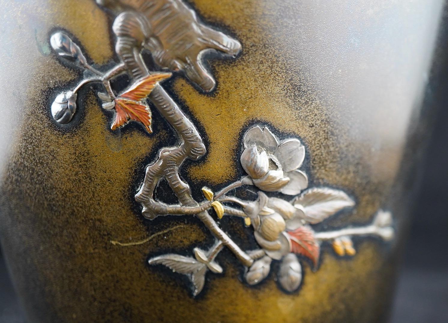 Vase japonais en métal nickelé et bronze de la période Meiji par Nogawa en vente 1