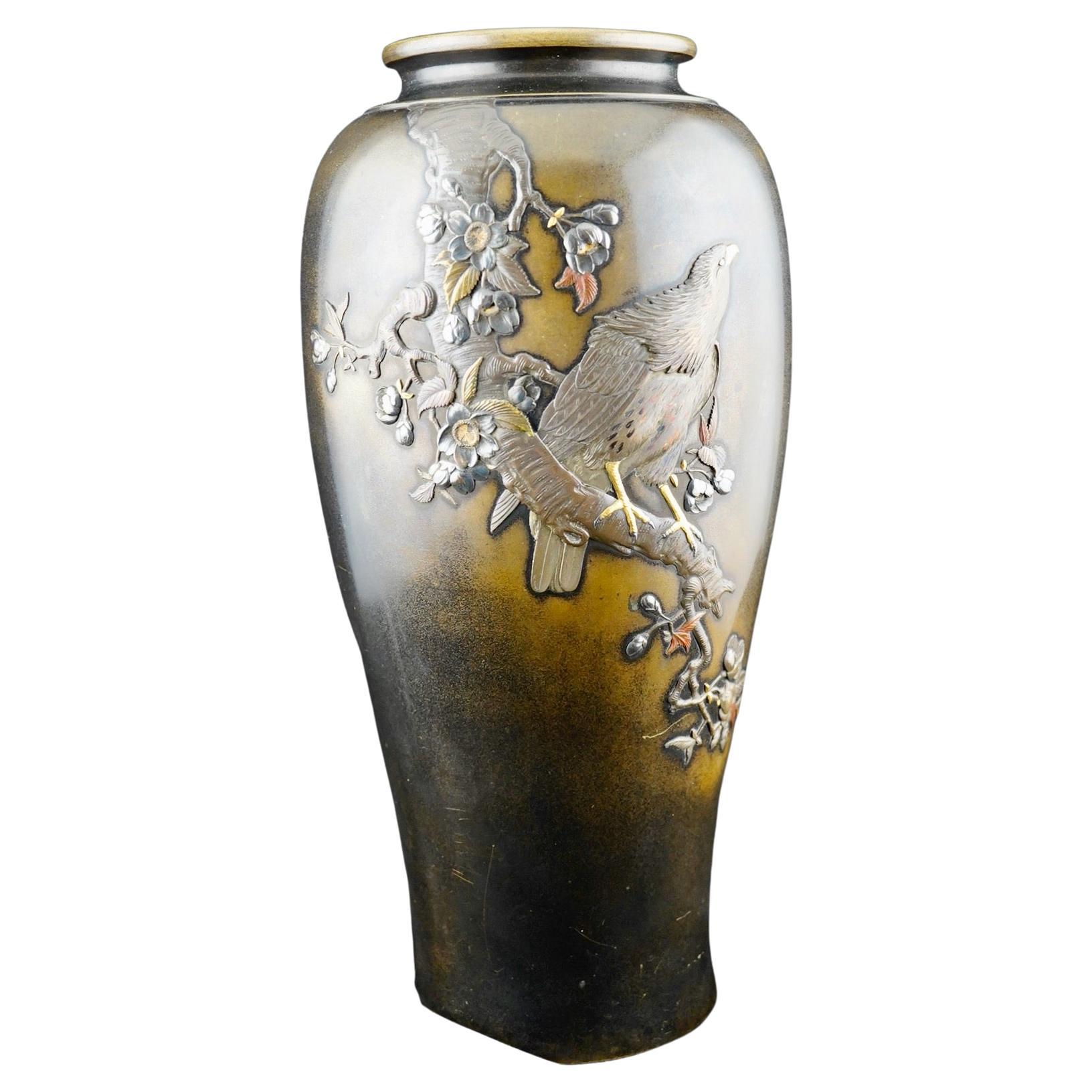 Vase japonais en métal nickelé et bronze de la période Meiji par Nogawa