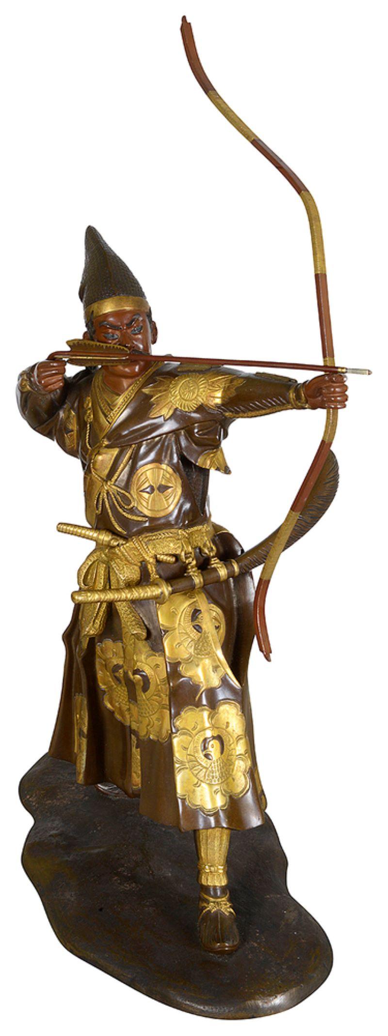 Estatua japonesa de bronce del periodo Meiji de gran calidad de un Guerrero Samurai disparando un arco y una flecha. Tiene una maravillosa pátina y reflejos dorados.

Lote 83 634230 SNKZZ