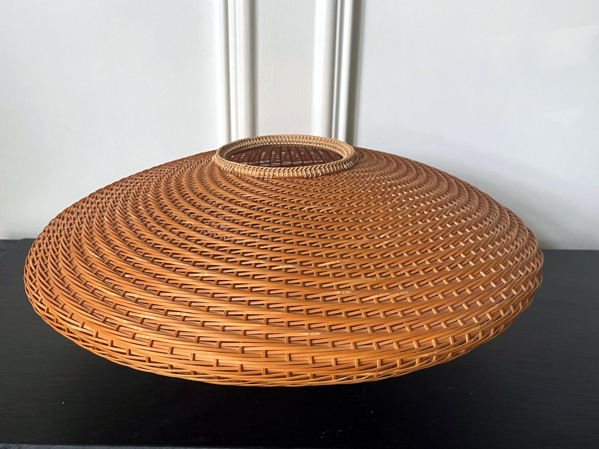 A striking hand-woven bamboo flower basket (ikebana) in the shape of a flying saucer by Japanese artist Nakatomi Hajime (born 1974). Made in 2007, the piece is entitled 