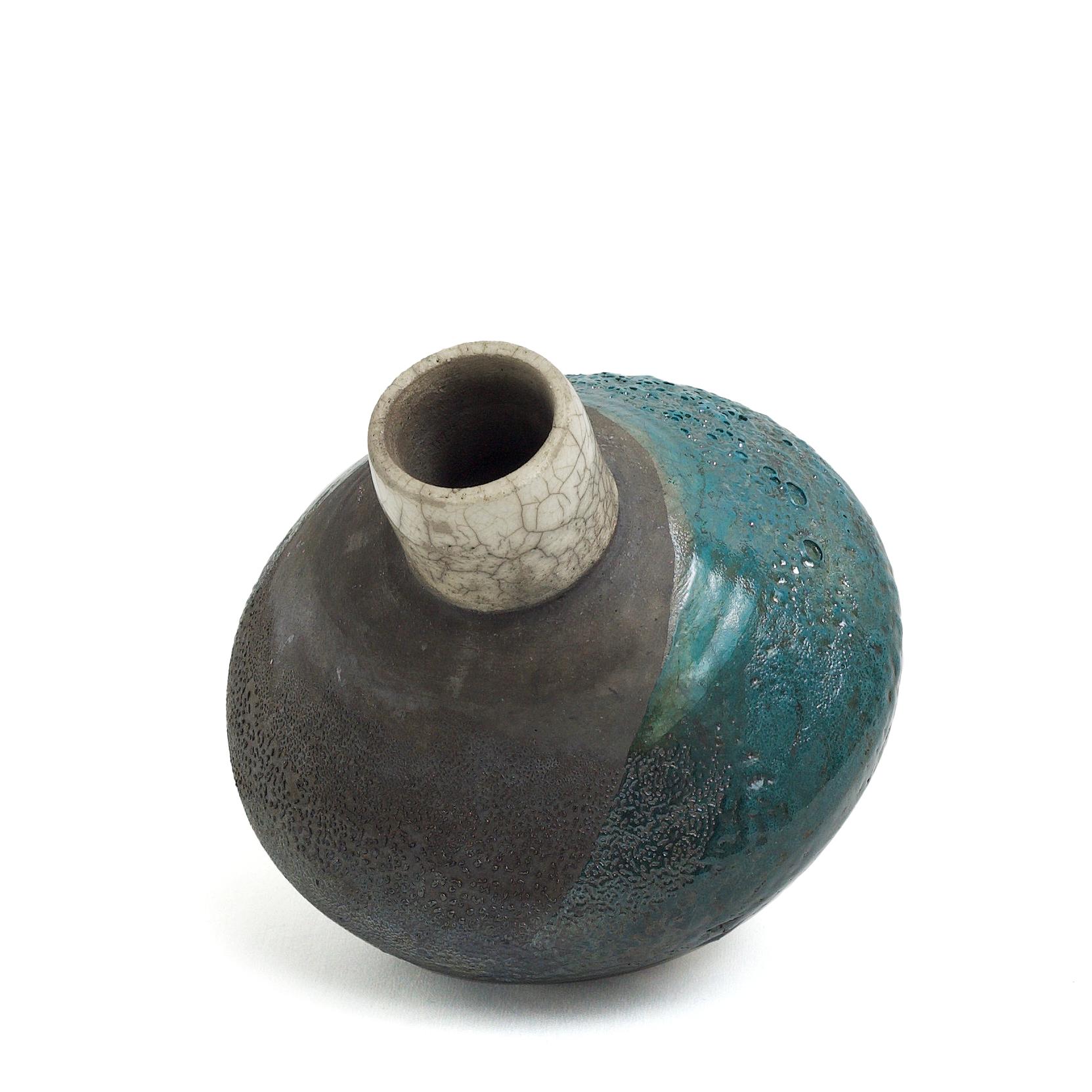 Japanische moderne japanische LAAB Akuma No Me Vase Raku Keramik Schwarz Weiß Blau Kratzer Metall im Angebot 1