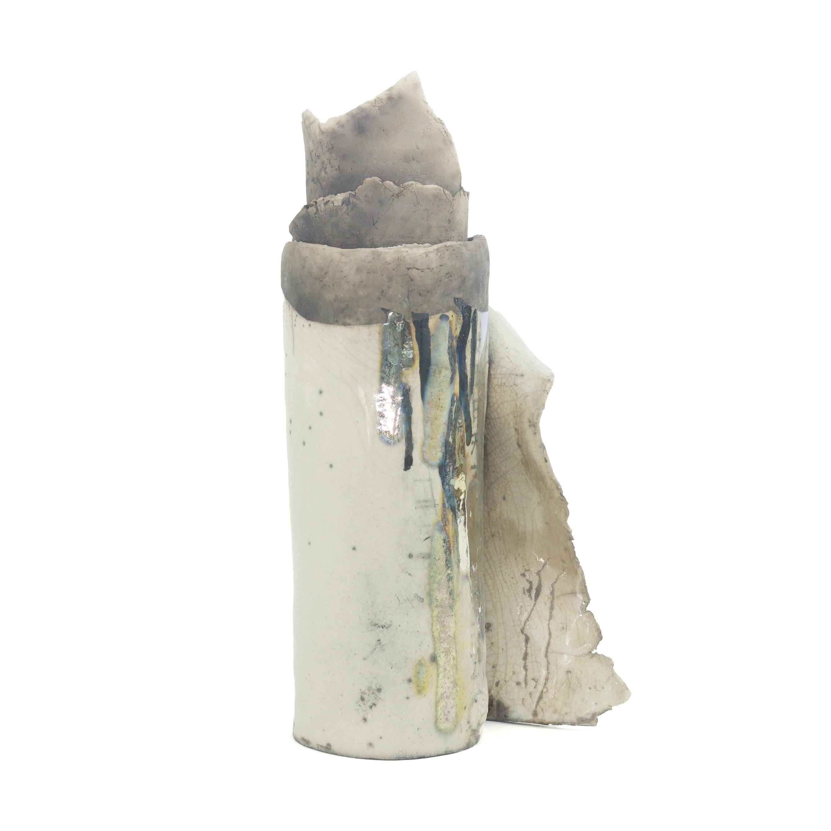 Escultura Japonesa Moderna LAAB Civilta' Raku Cerámica Blanco Crakle Metal Kanji Moderno en venta