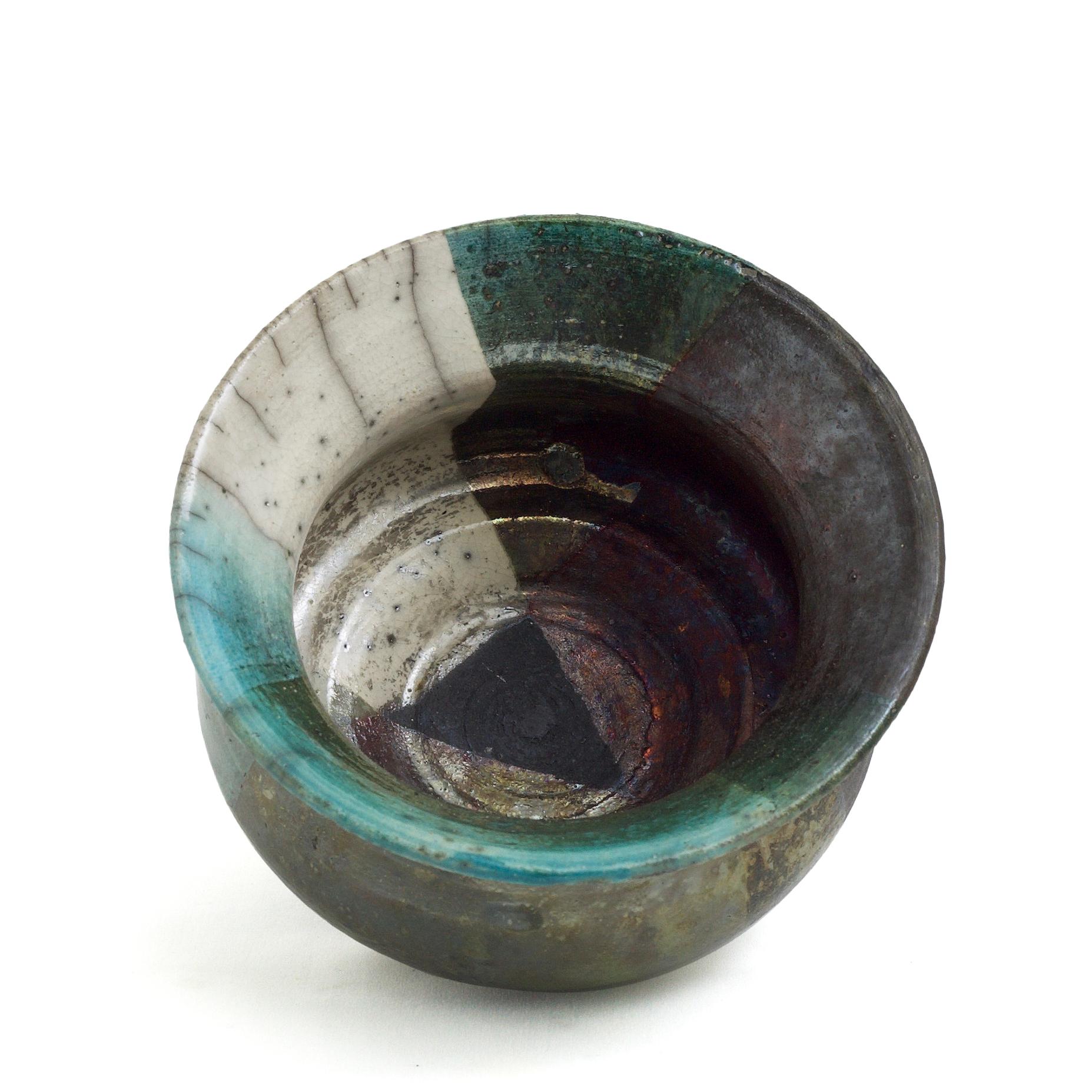 Moderne Vase LAAB Decisione moderne japonais en céramique raku et métal craquelé noir, blanc et vert en vente