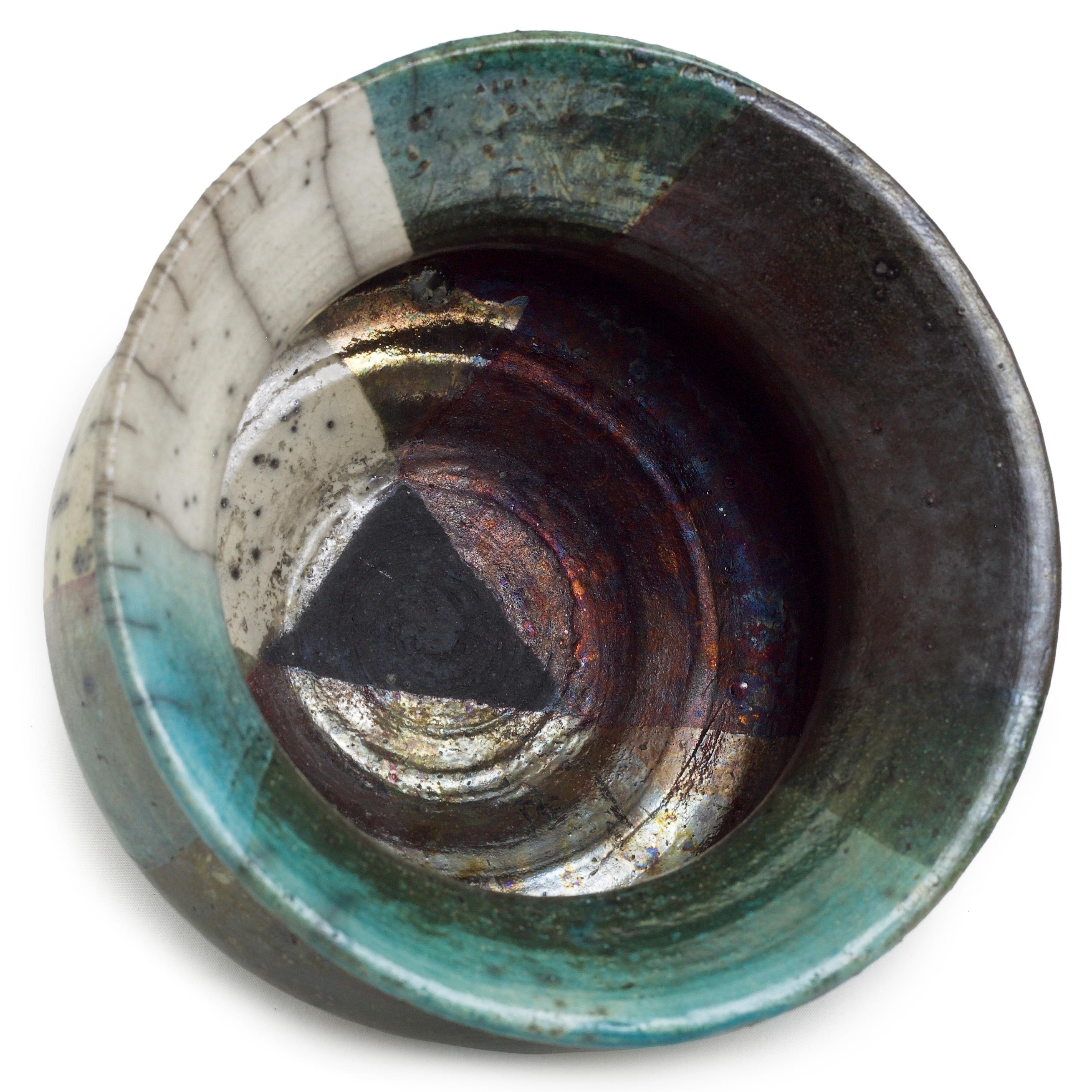 Vase LAAB Decisione moderne japonais en céramique raku et métal craquelé noir, blanc et vert Neuf - En vente à monza, Monza and Brianza