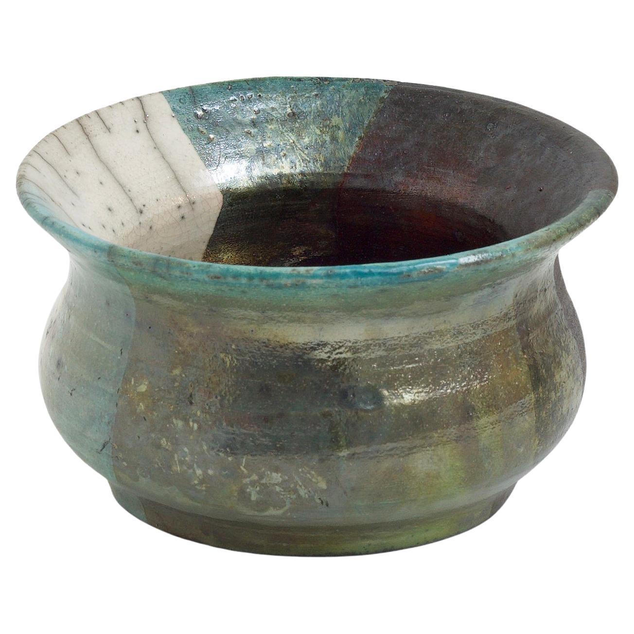 Japanische moderne LAAB Decisione-Vase aus Raku-Keramik in Schwarz, Weiß und Grün mit Metallkrakeln