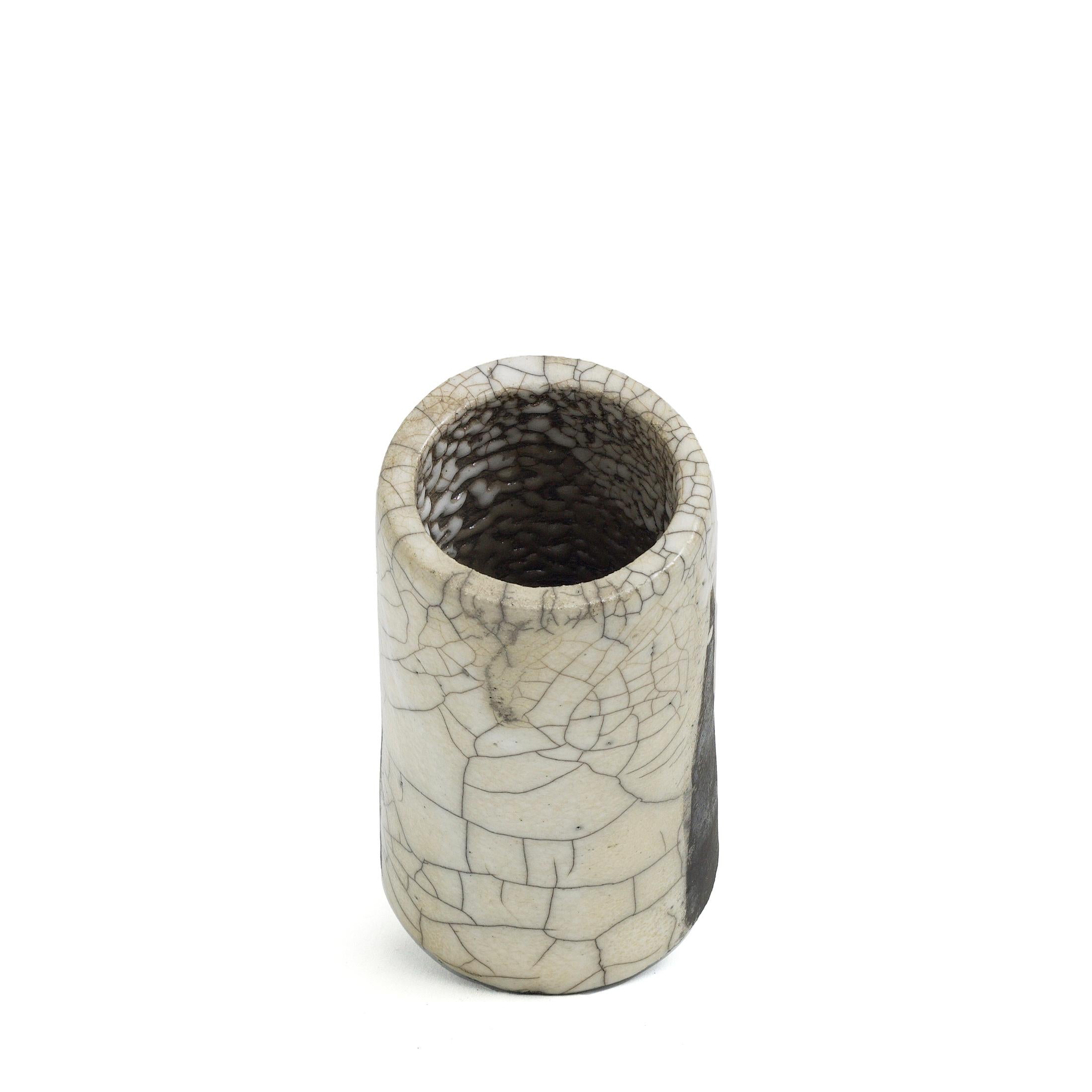 Japanischer moderner LAAB Magma- Stifthalter Raku Keramik Schwarz-Weiß-Kragen (Italienisch) im Angebot