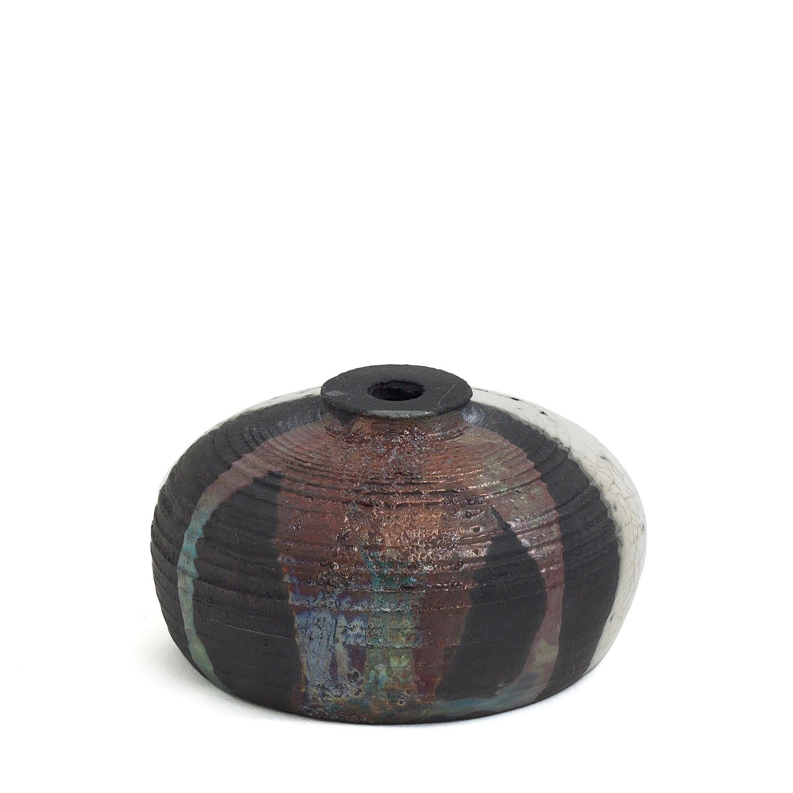 Nauru sculpture

The copper details of this sculpture are able to show different colors thanks to the concentric lines present on the surface that expand and contract the space where the glaze would set, giving the metal the possibility to cool