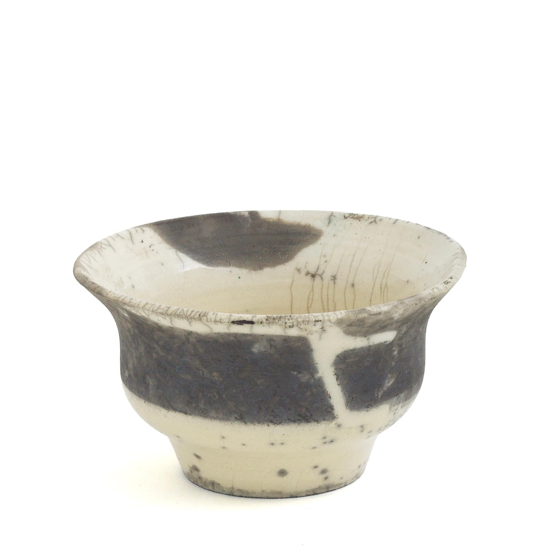 Japanische moderne japanische LAAB Patto-Vase Raku aus Keramik in Schwarz und Weiß mit Krakel (Moderne) im Angebot