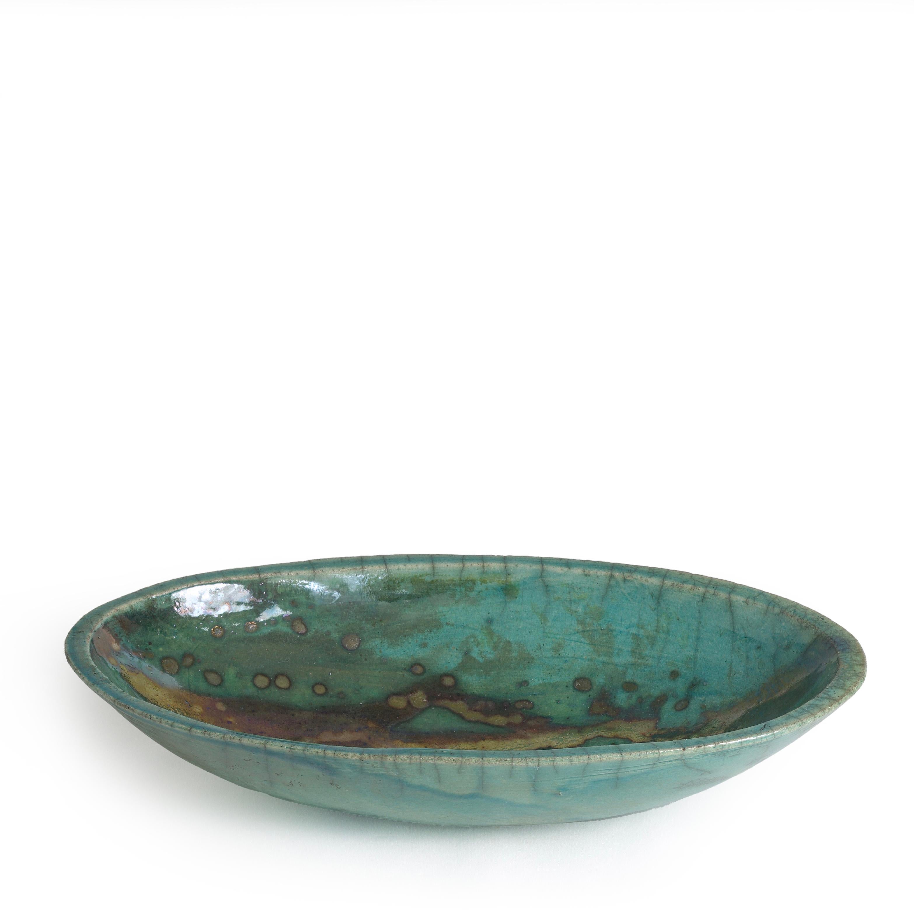 Exsudant un sublime et fort impact visuel dans son design artisanal singulier, ce bol ovale porte le nom du plat japonais internationalement connu et apprécié, généralement abrégé en Don. Cette pièce unique et sophistiquée s'intègre parfaitement
