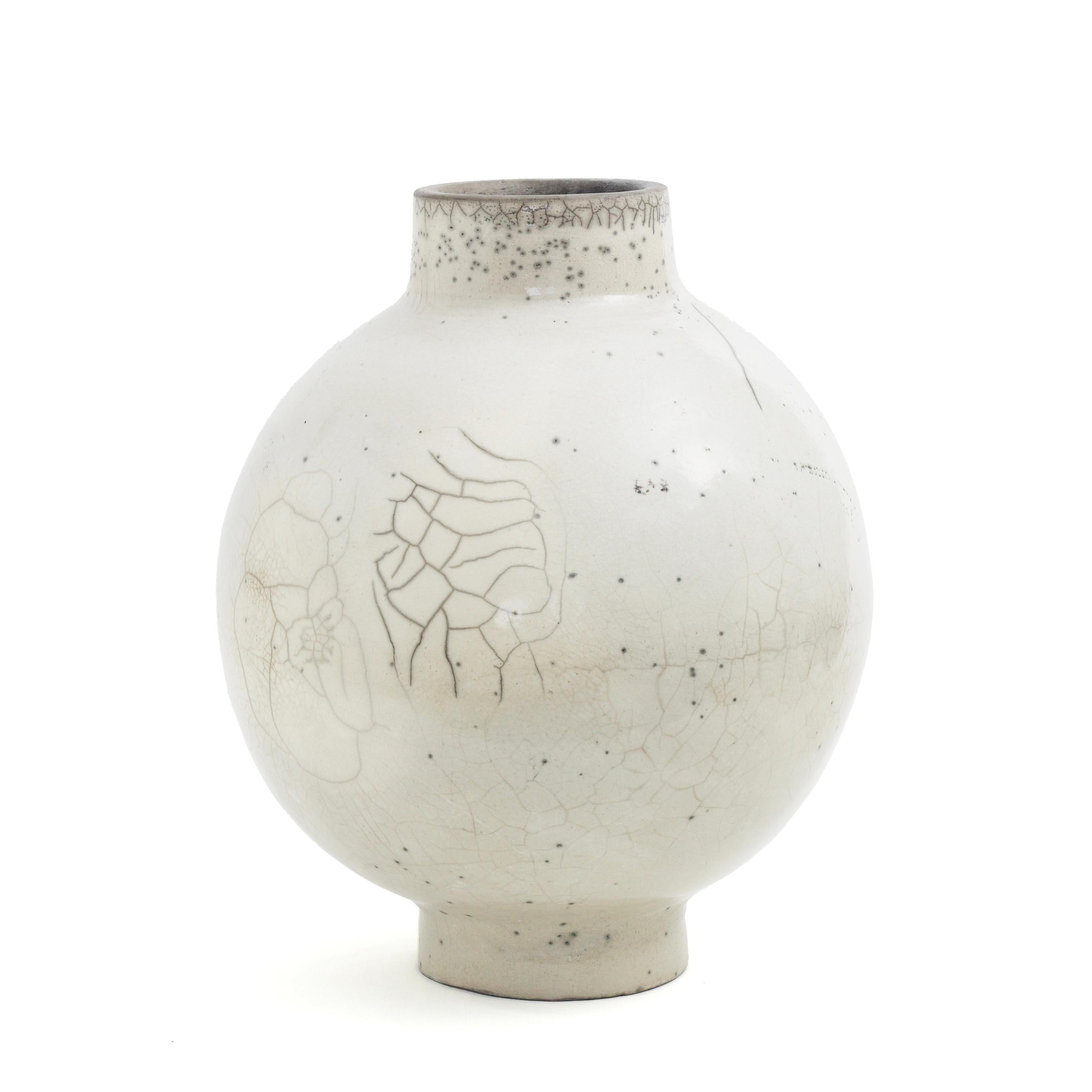Japanische moderne, minimalistische japanische LAAB-Kuppel-Vase Raku aus Keramik in Weiß mit Krakel (Moderne) im Angebot