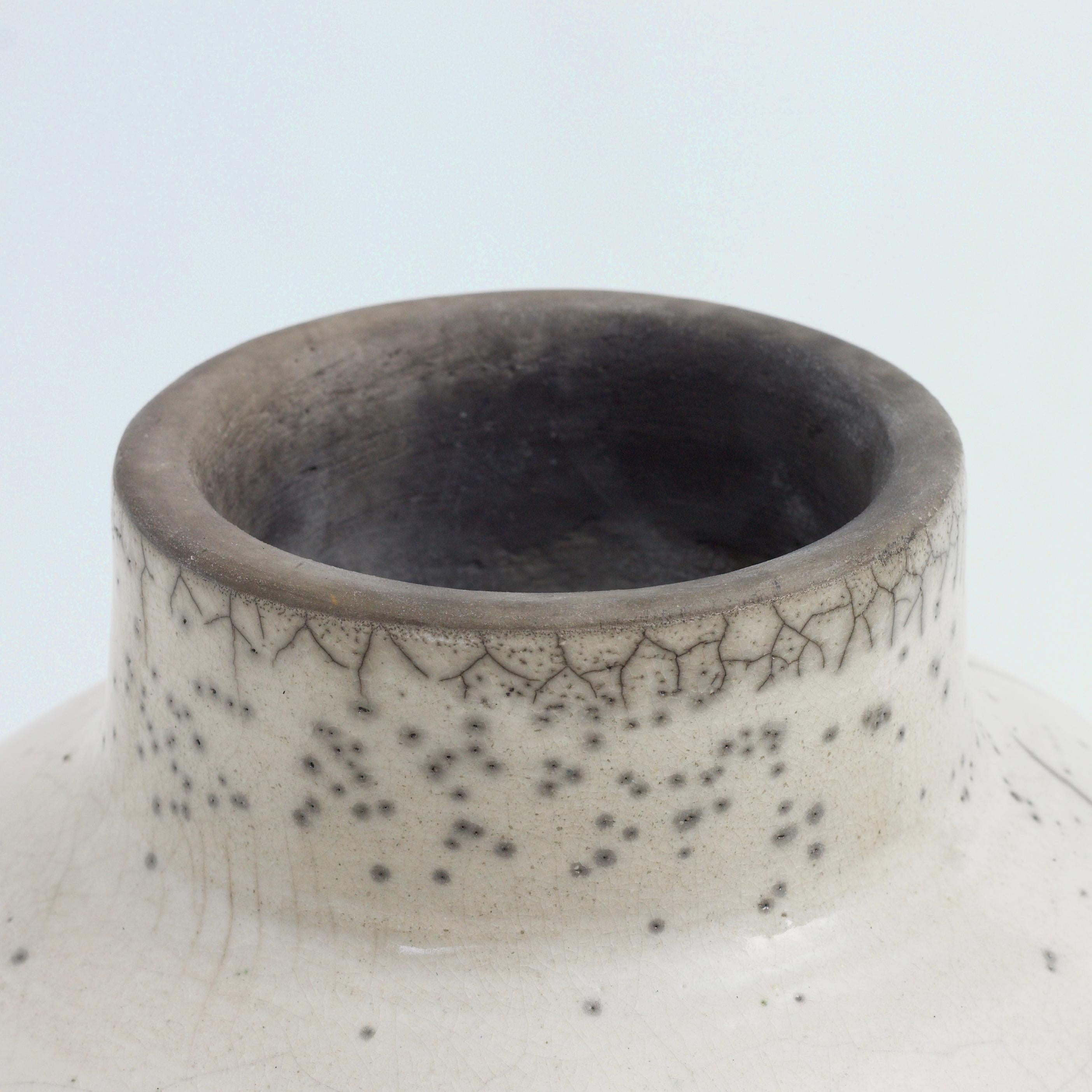 Japanische moderne, minimalistische japanische LAAB-Kuppel-Vase Raku aus Keramik in Weiß mit Krakel im Zustand „Neu“ im Angebot in monza, Monza and Brianza