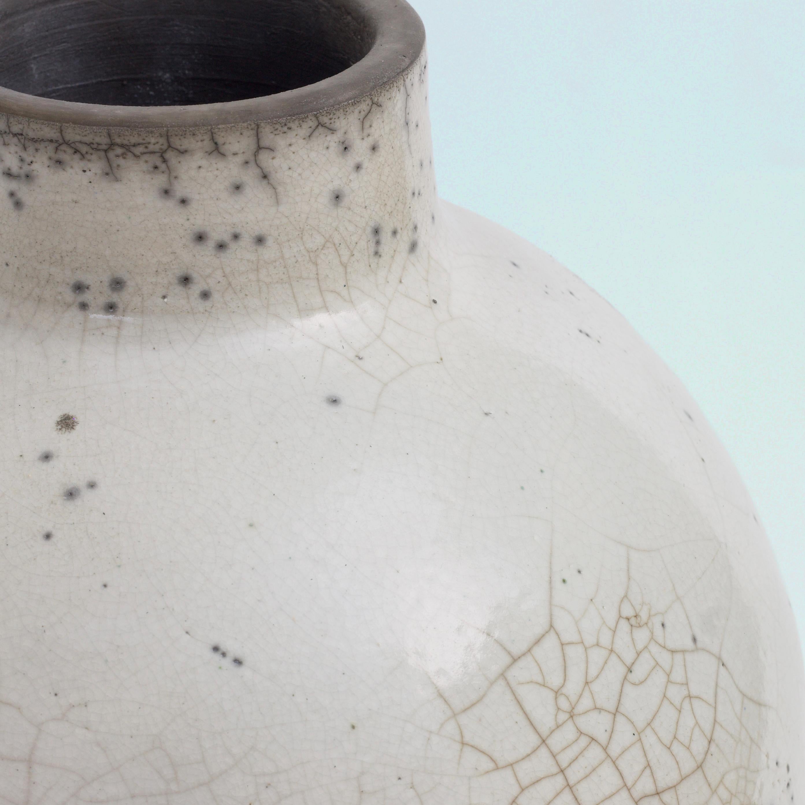 Japanische moderne, minimalistische japanische LAAB-Kuppel-Vase Raku aus Keramik in Weiß mit Krakel (21. Jahrhundert und zeitgenössisch) im Angebot