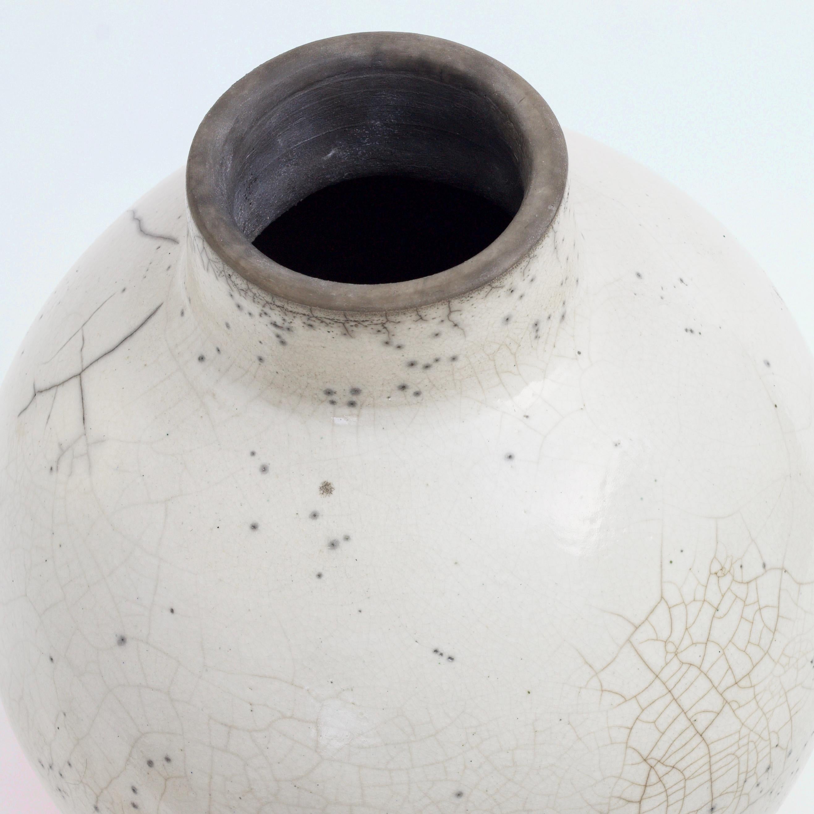 Japanische moderne, minimalistische japanische LAAB-Kuppel-Vase Raku aus Keramik in Weiß mit Krakel im Angebot 1