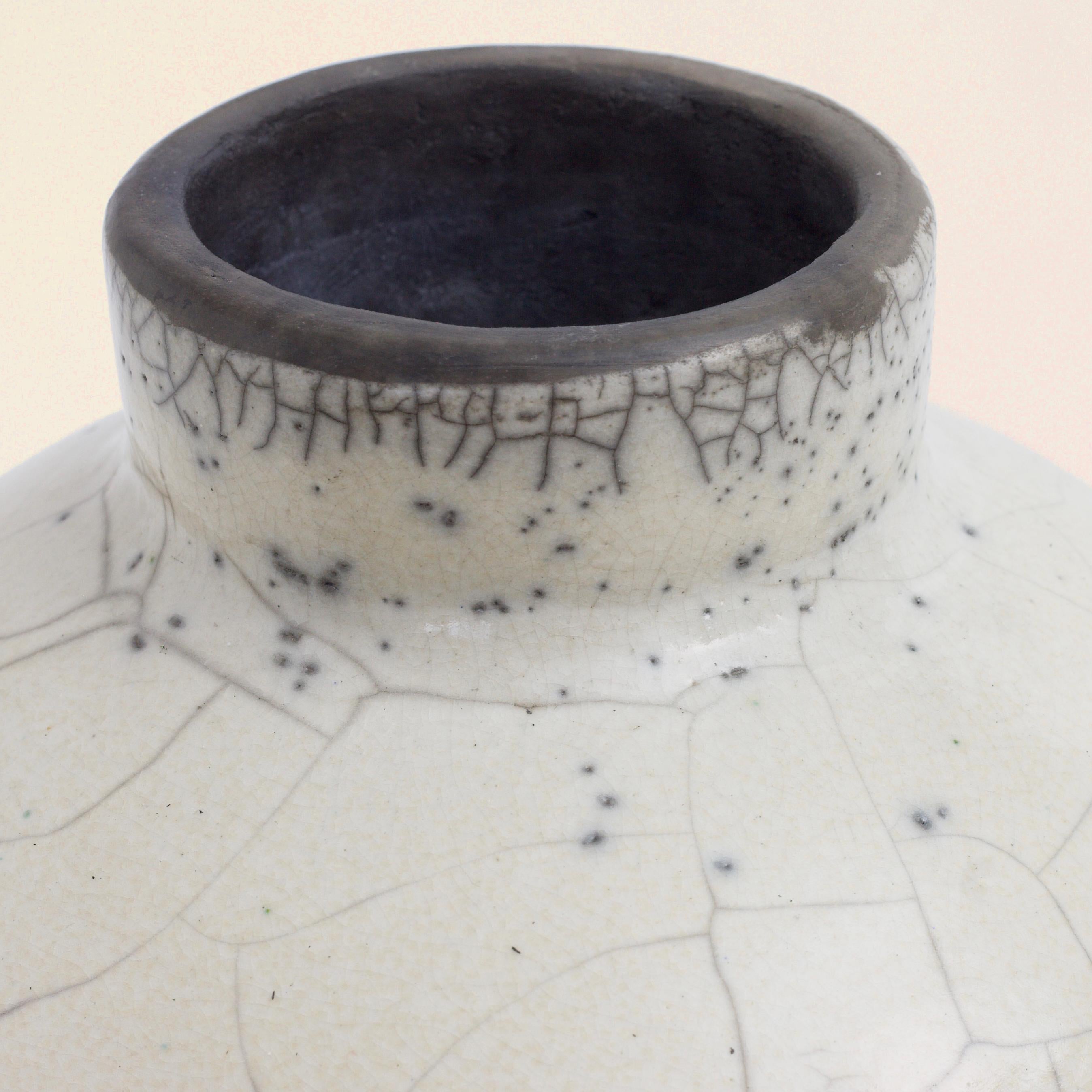 Japanische japanische moderne minimalistische LAAB-Kuppelvase Raku aus Keramik in Weiß mit Krakel (Handgefertigt) im Angebot