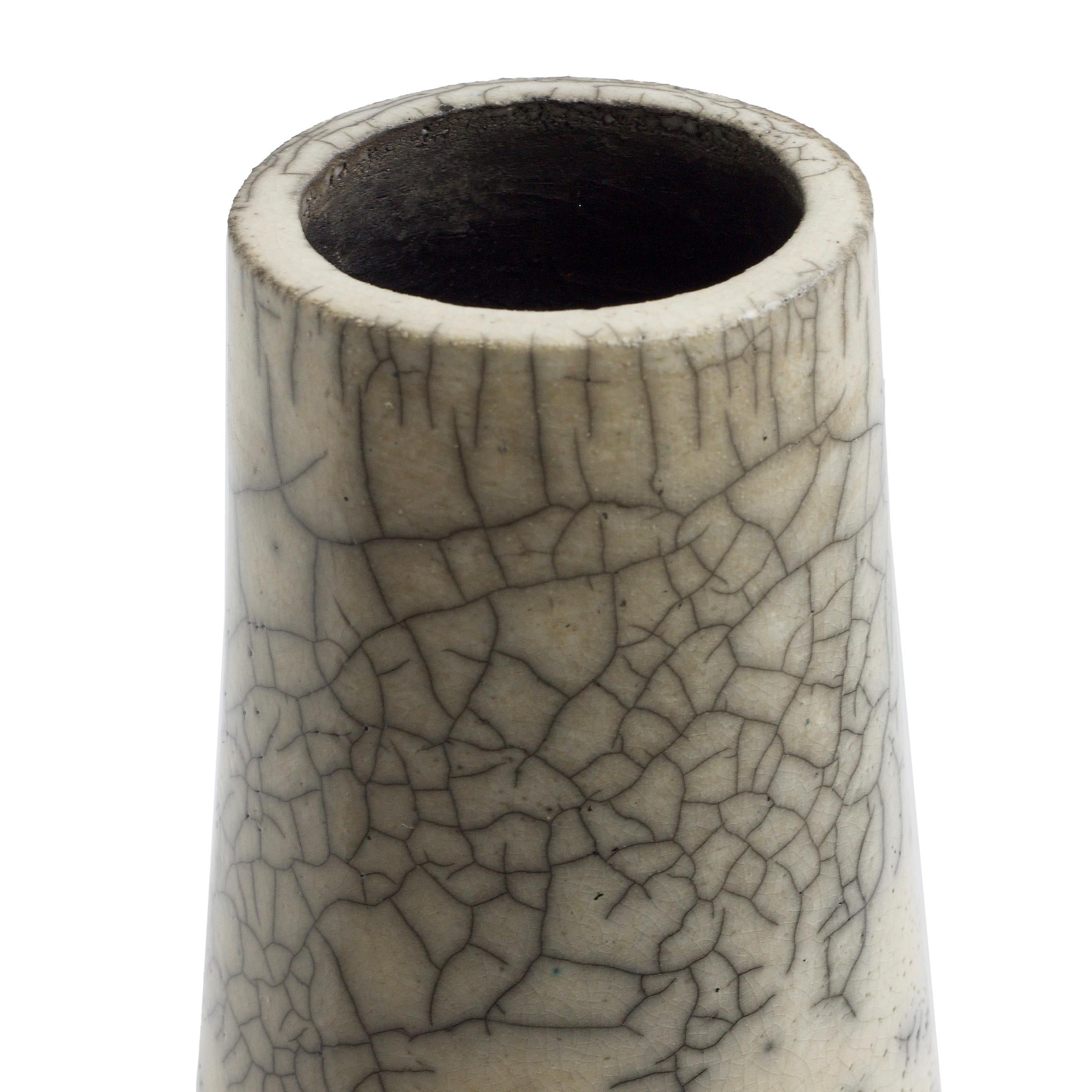 italien LAAB Hana - Vase vertical moderne et minimaliste japonais en céramique Raku avec craquelures blanches en vente