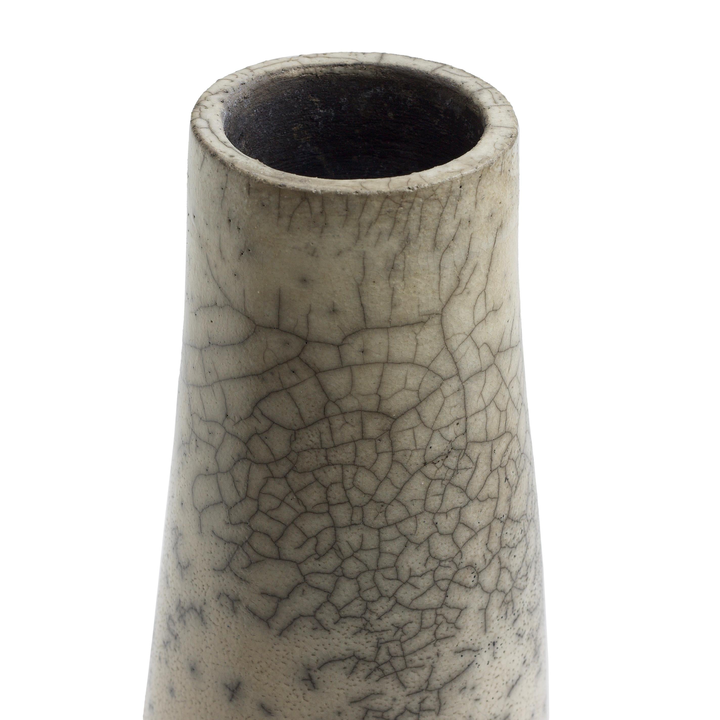Japanische Moderne, minimalistische japanische LAAB Hana Vertikale 4 Vase Raku Keramik, weißer Krakel (Handgefertigt) im Angebot