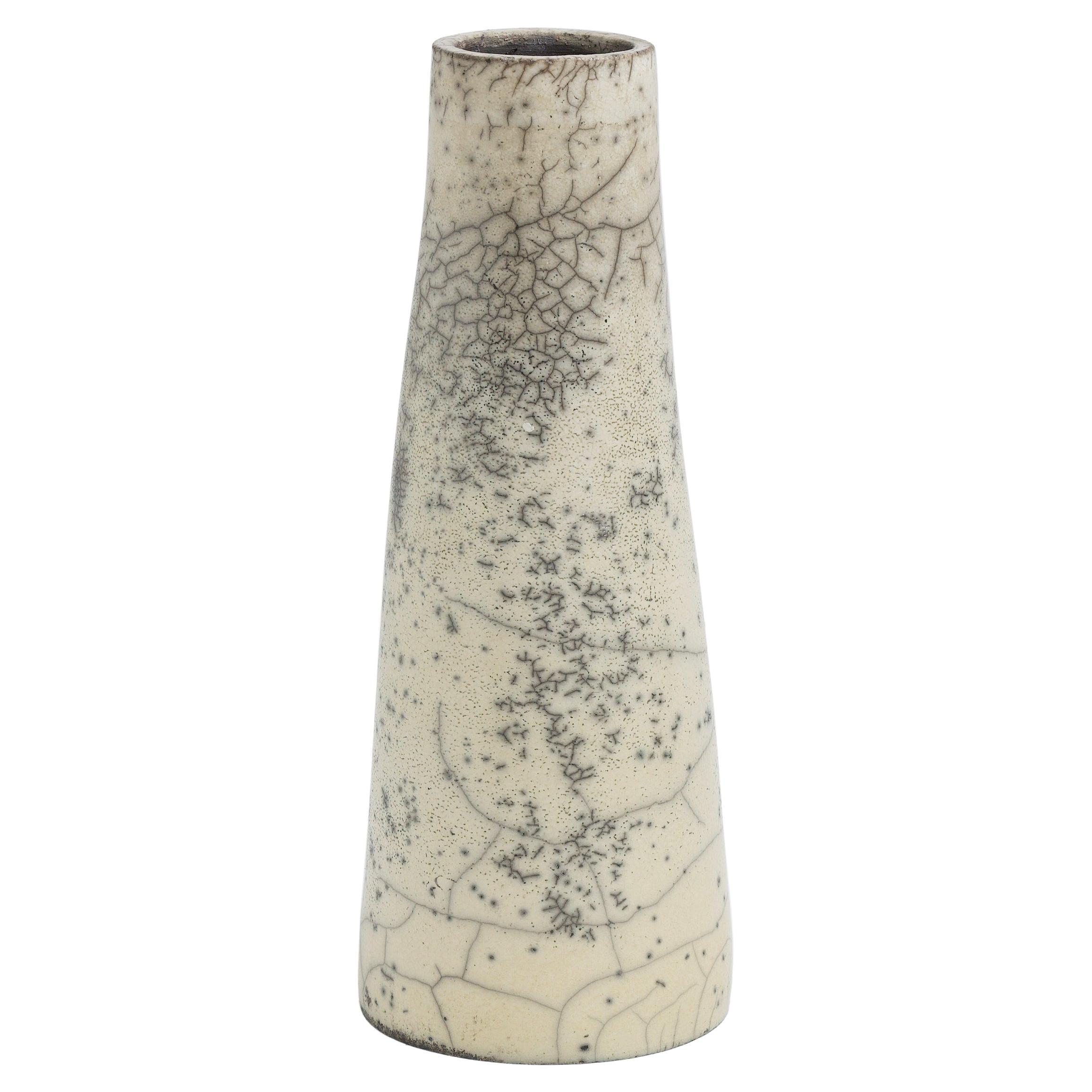 Japanische Moderne, minimalistische japanische LAAB Hana Vertikale 4 Vase Raku Keramik, weißer Krakel im Angebot