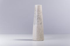 Japanese Modern Minimalist LAAB Hana Vertical L Vase Raku Ceramic White Crakle (Vase vertical en L en céramique Raku)