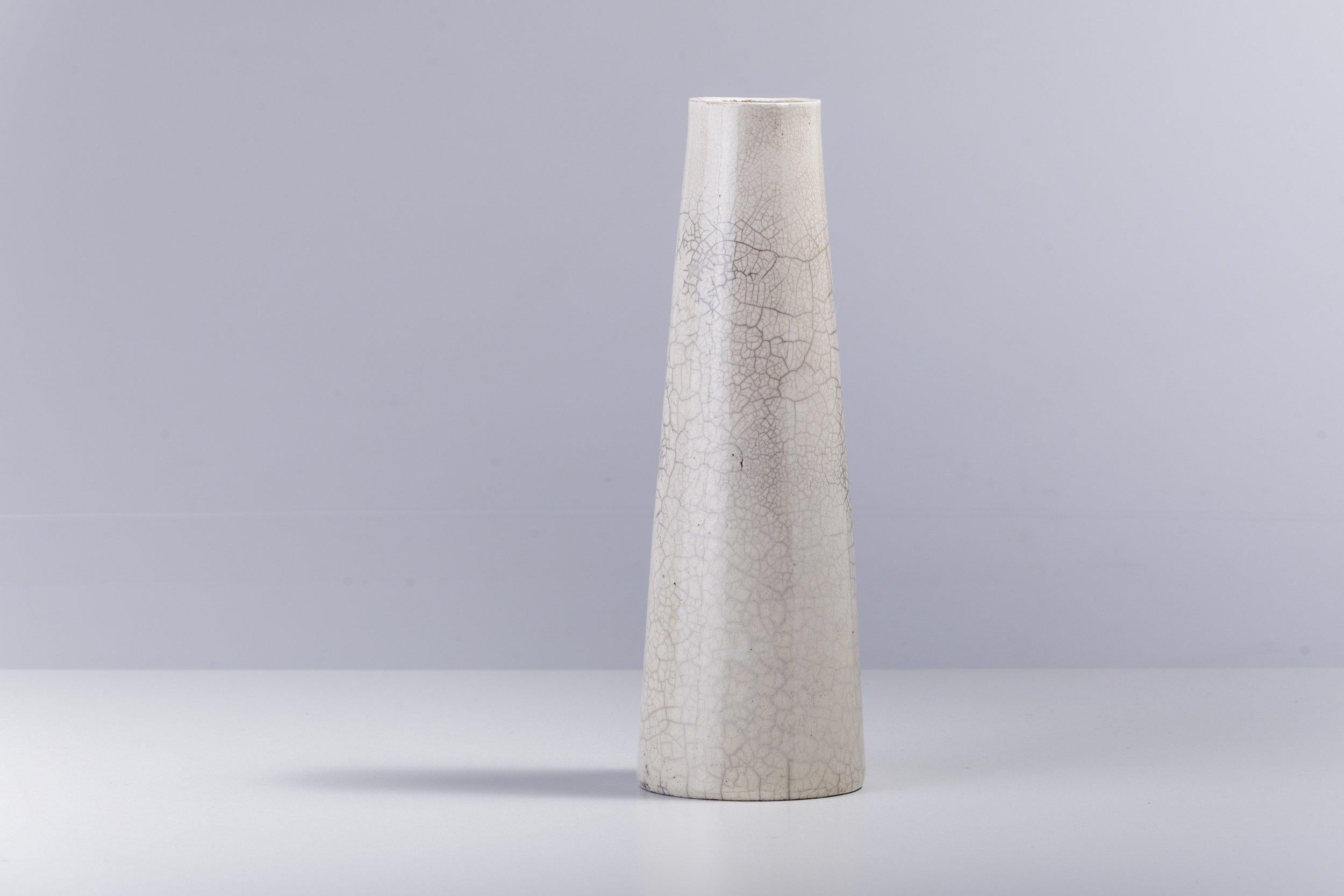 italien Japanese Modern Minimalist LAAB Hana Vertical L Vase Raku Ceramic White Crakle (Vase vertical en L en céramique Raku) en vente