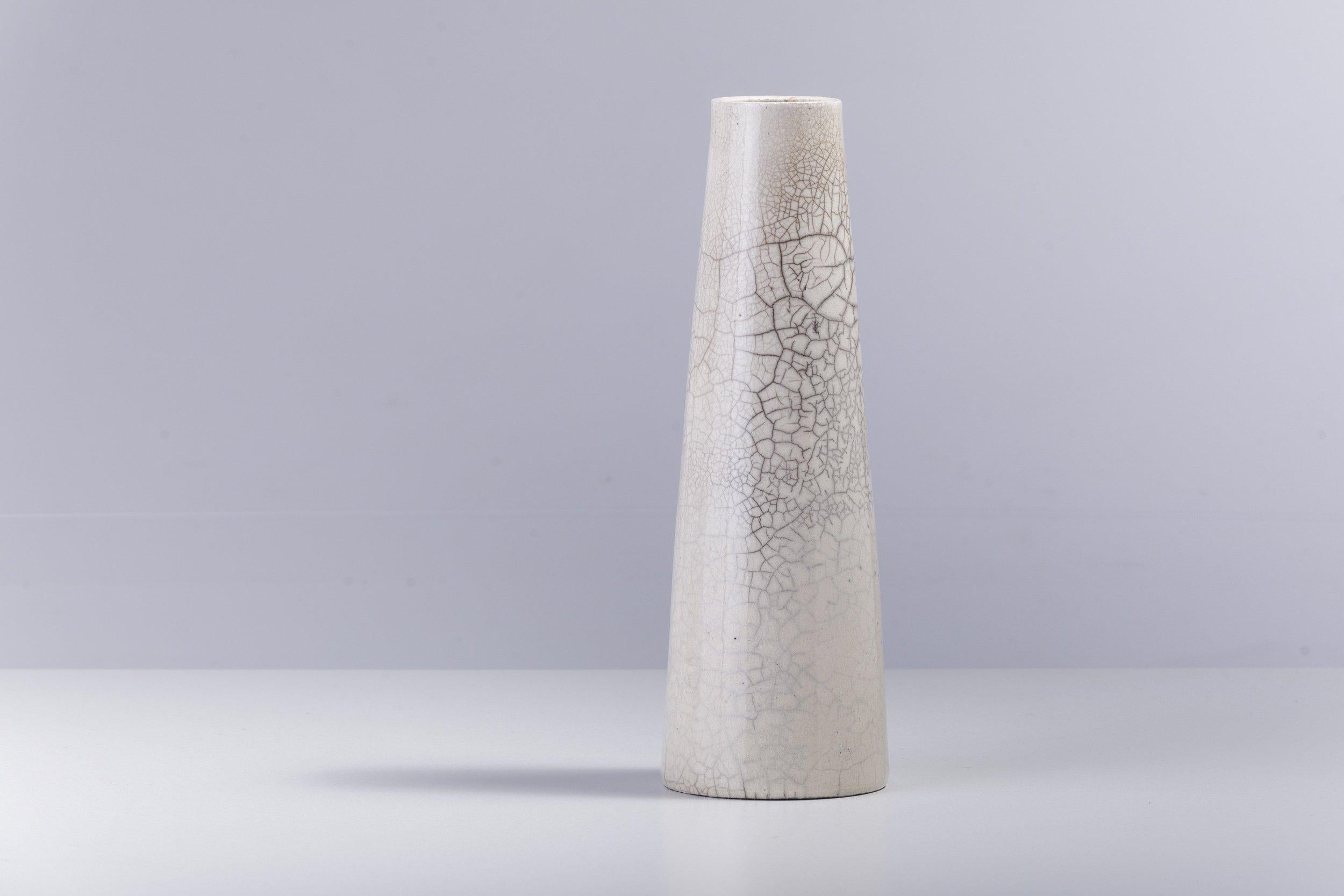 Fait main Japanese Modern Minimalist LAAB Hana Vertical L Vase Raku Ceramic White Crakle (Vase vertical en L en céramique Raku) en vente